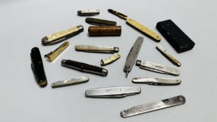 A COLLECTION OF MAINLY VINTAGE FRUIT/POCKET KNIVES TO INCLUDE SILVER AND MOTHER OF PEARL EXAMPLES