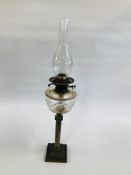 AN ANTIQUE BRASS COLUMNED OIL LAMP WITH A CUT GLASS FONT,