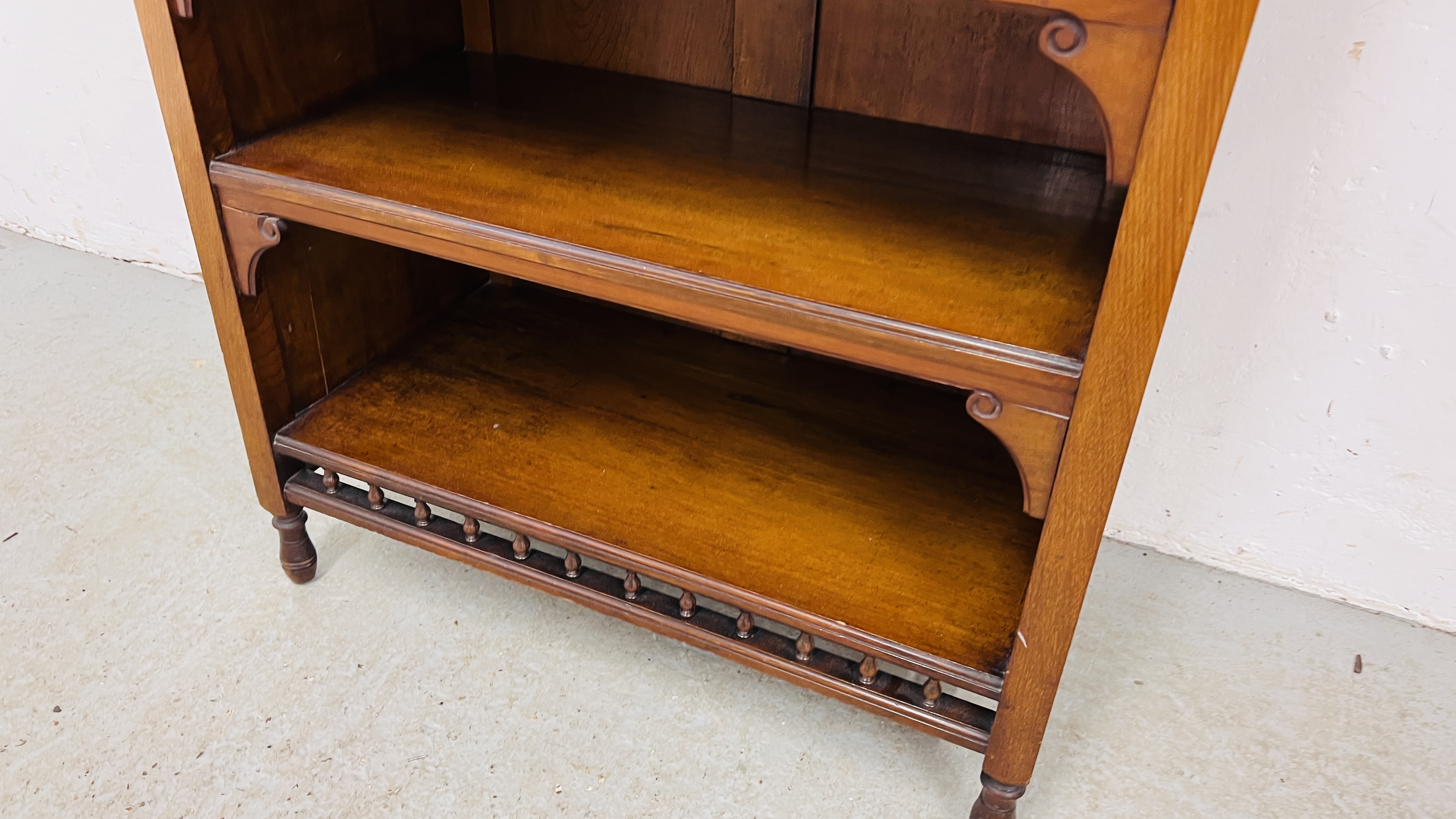 AN EDWARDIAN RED WALNUT MIRROR BACK CABINET, - Image 11 of 16