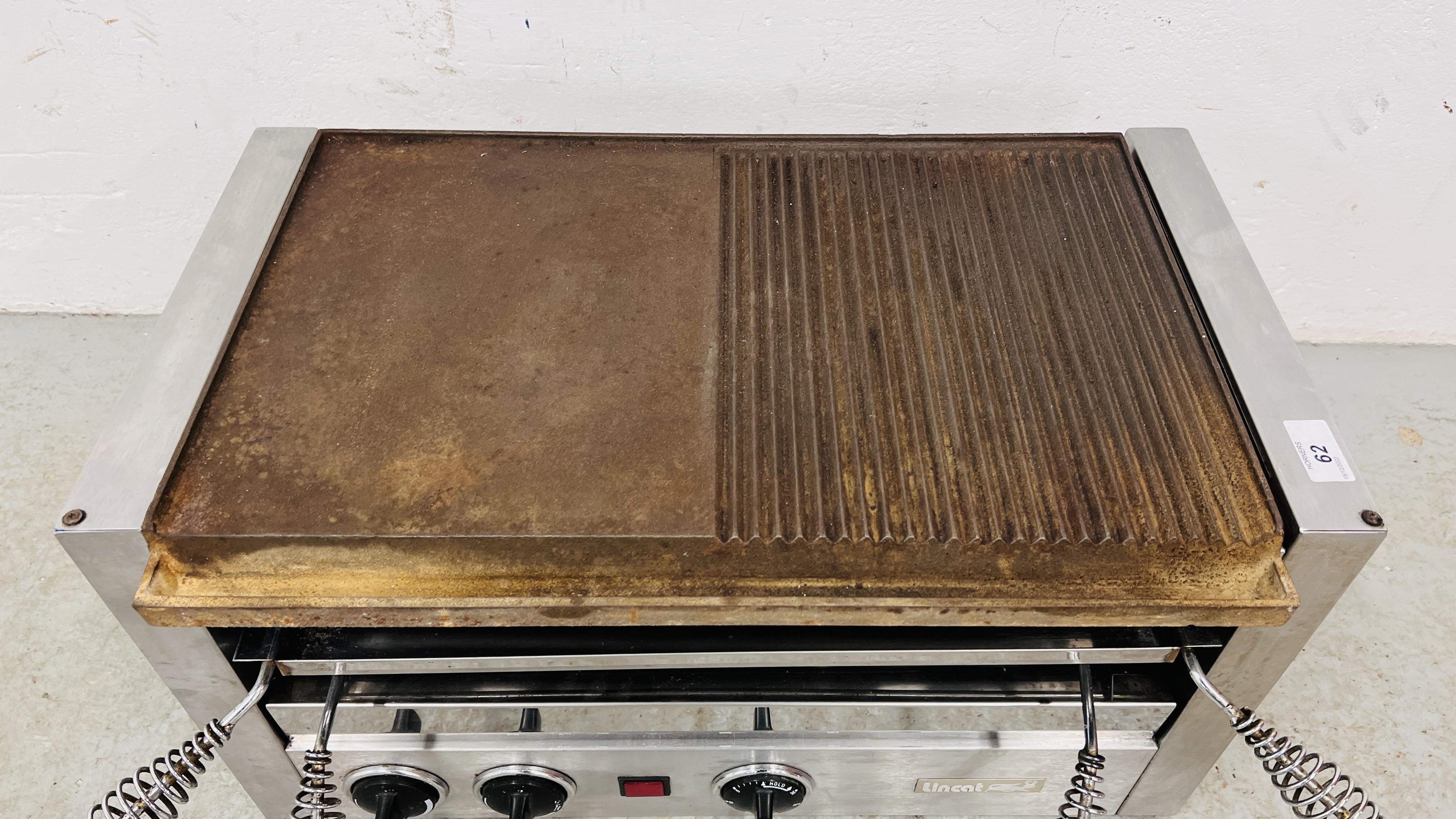 A LINCAT ELECTRIC STAINLESS STEEL GRIDDLE WITH CAST TOP MODEL QG6 - SOLD AS SEEN - Bild 2 aus 7