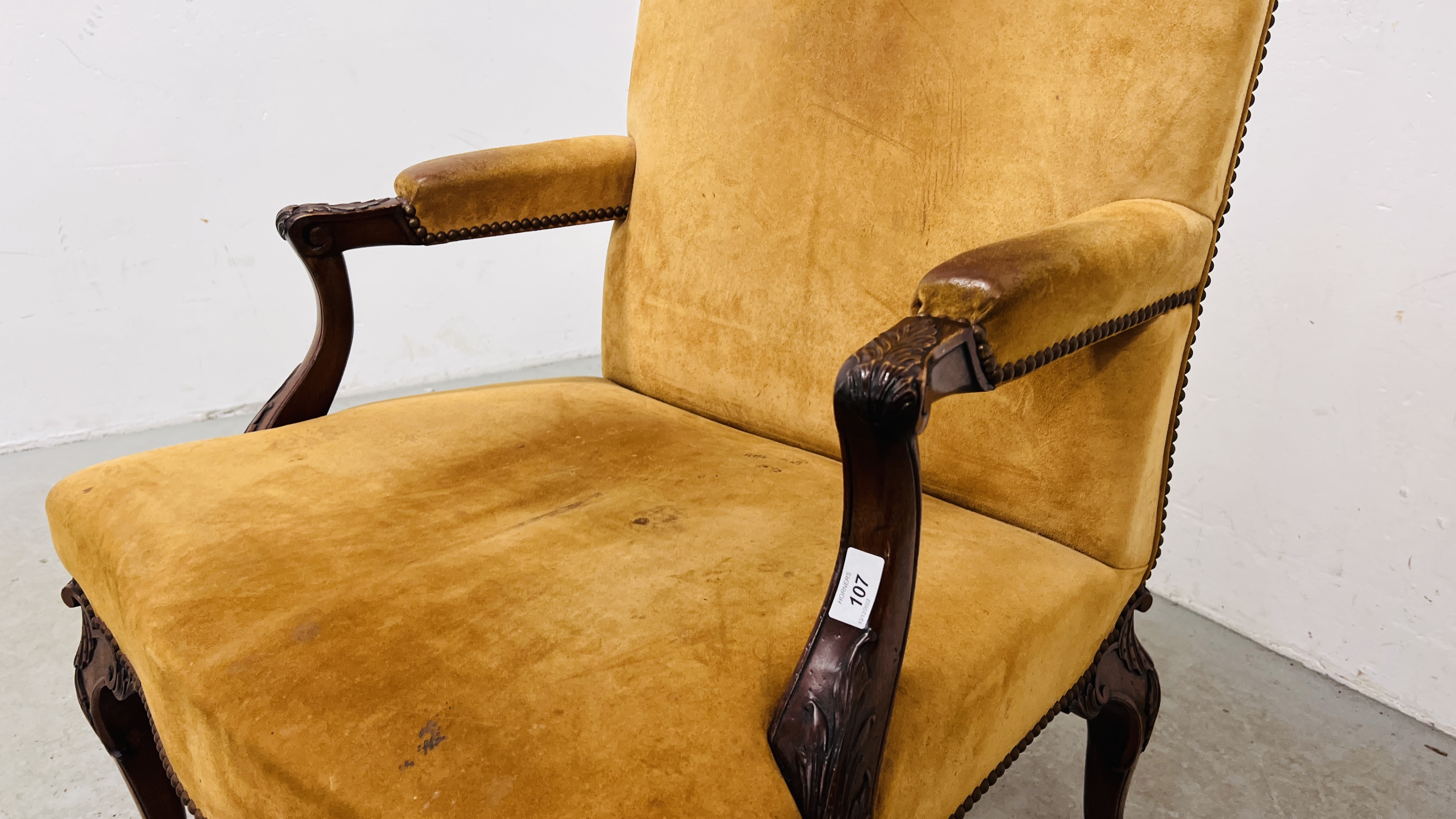 A GEORGE III GAINSBOROUGH CHAIR NOW COVERED IN LEATHER ON CABRIOLE LEGS TERMINATING IN SCROLL FEET. - Image 3 of 12
