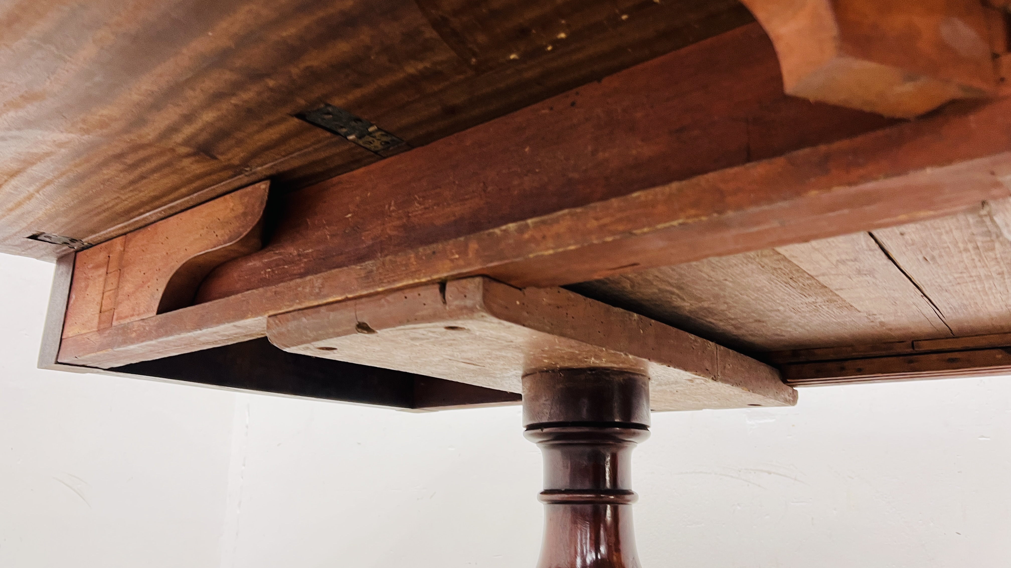 A REGENCY MAHOGANY DROP LEAF PEDESTAL TABLE ON HIPPED OUTSWEPT LEGS, WIDTH 102CM. - Image 16 of 17