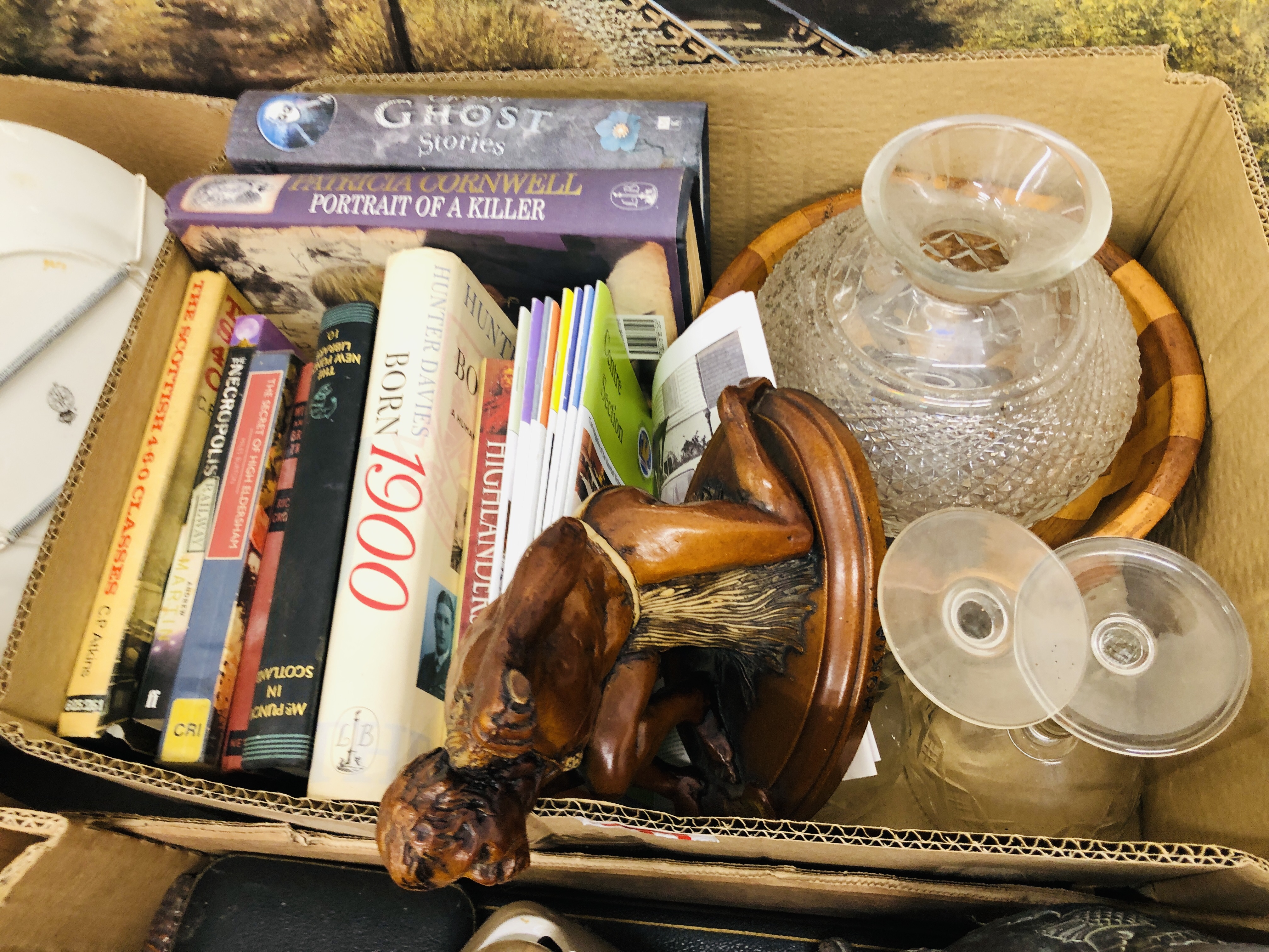 SIX BOXES OF ASSORTED HOUSEHOLD SUNDRIES AND COLLECTIBLES TO INCLUDE AN INLAID CIGARETTE BOX, - Image 6 of 13