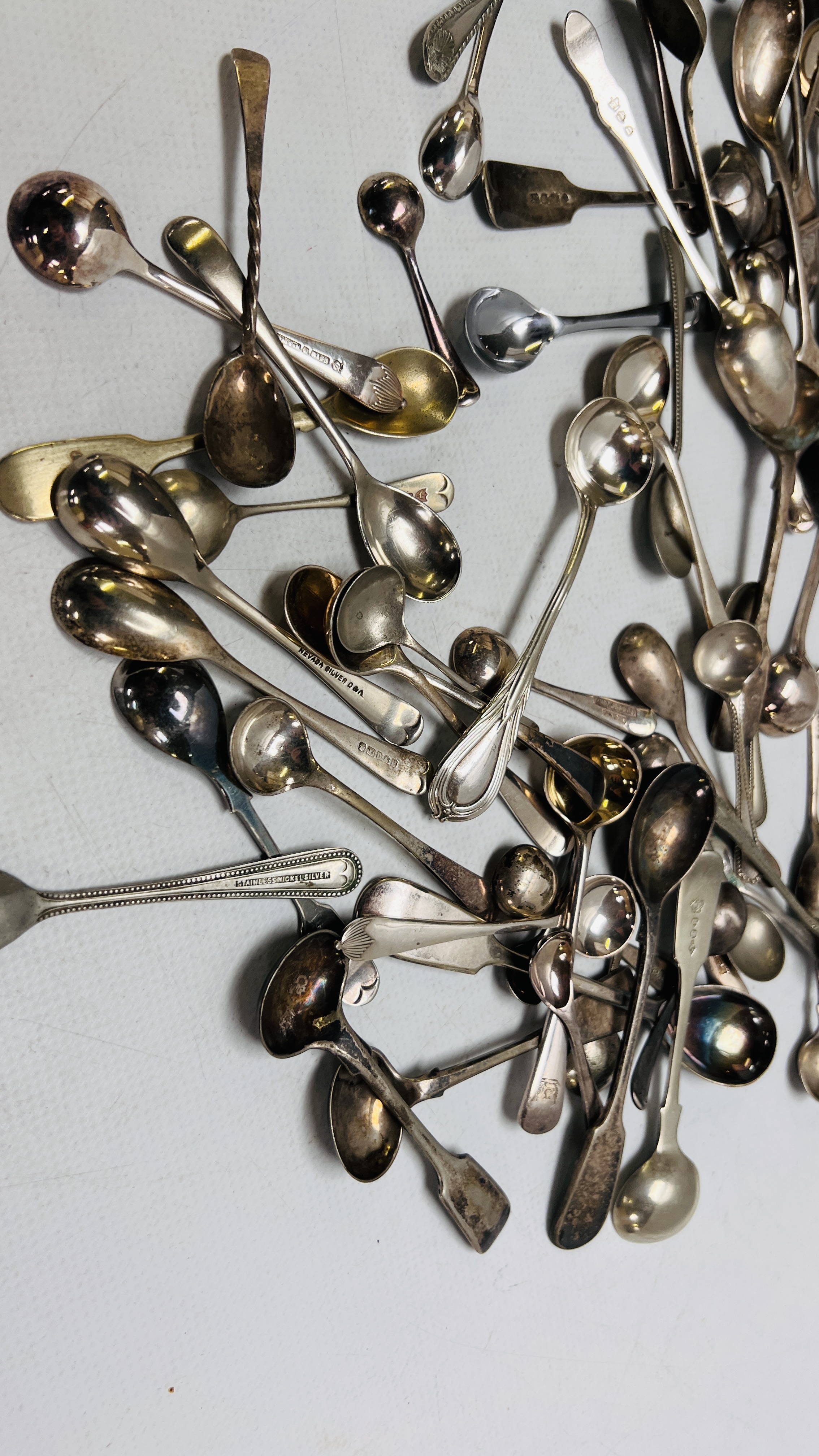 AN EXTENSIVE COLLECTION OF SILVER PLATED SALT AND MUSTARD SPOONS - Image 7 of 9