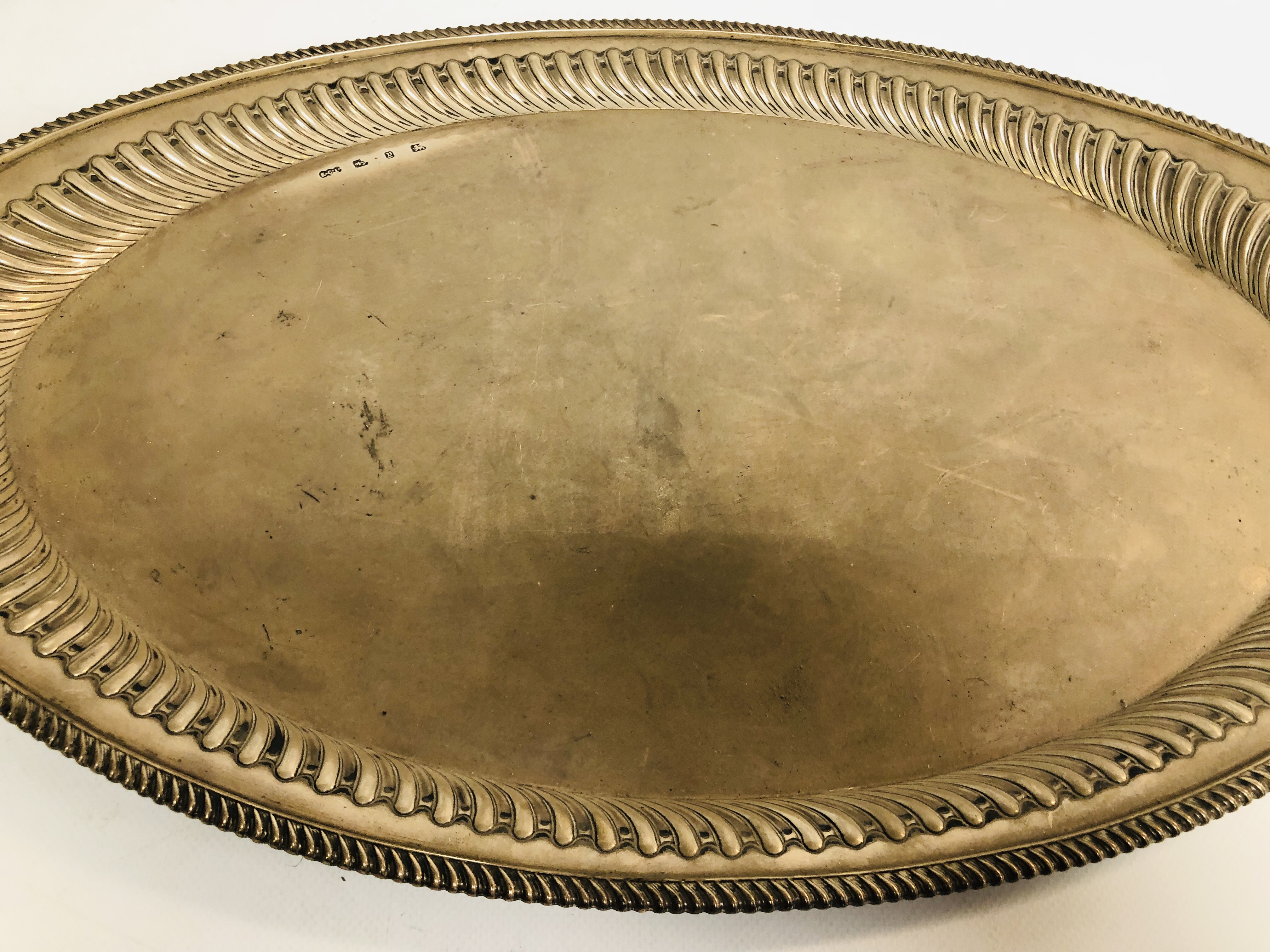 A SILVER TWO HANDLED OVAL TRAY WITH GADROONED DECORATION, SHEFFIELD 1916, L 56CM. - Image 5 of 13