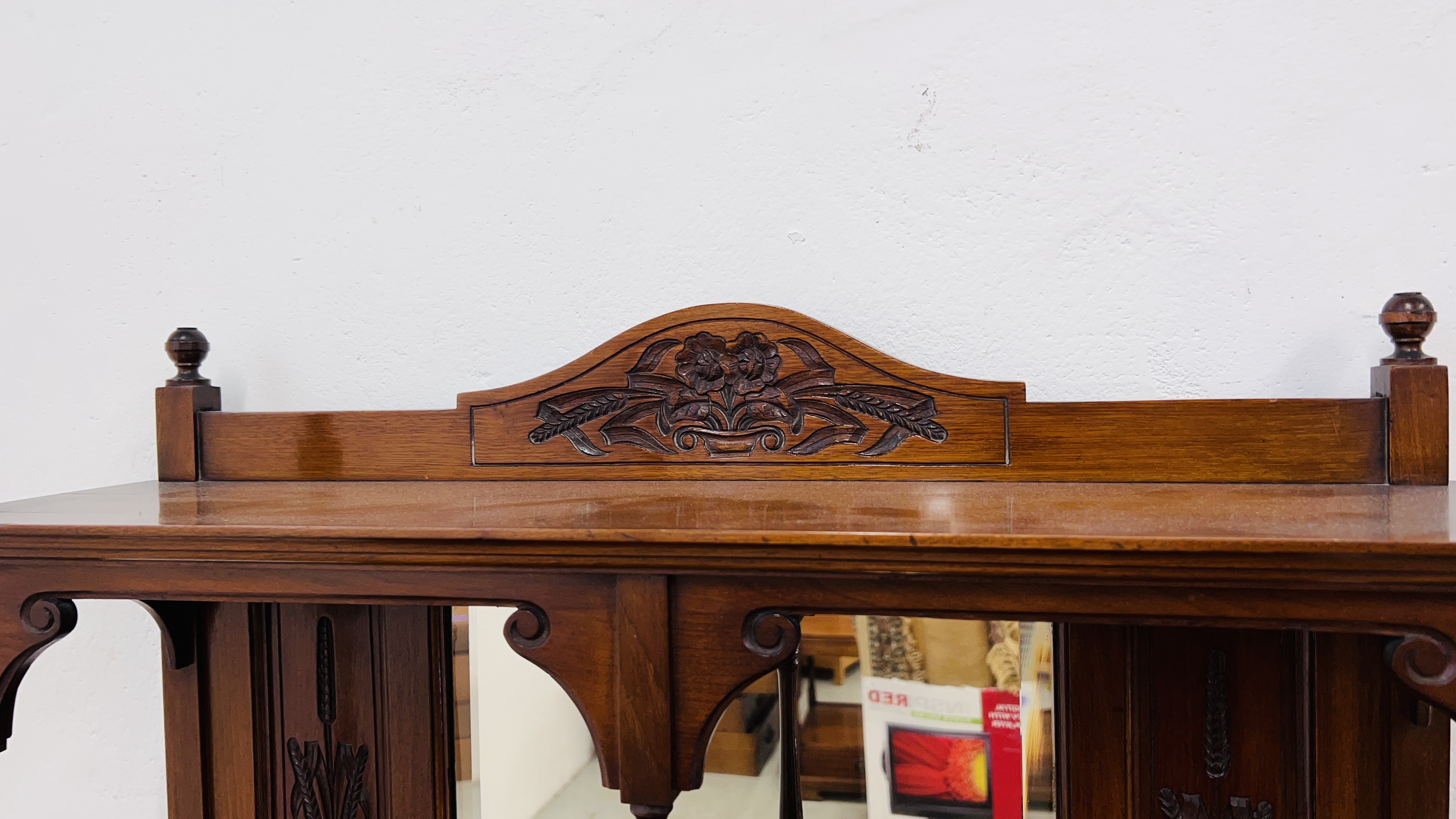 AN EDWARDIAN RED WALNUT MIRROR BACK CABINET, - Bild 3 aus 16