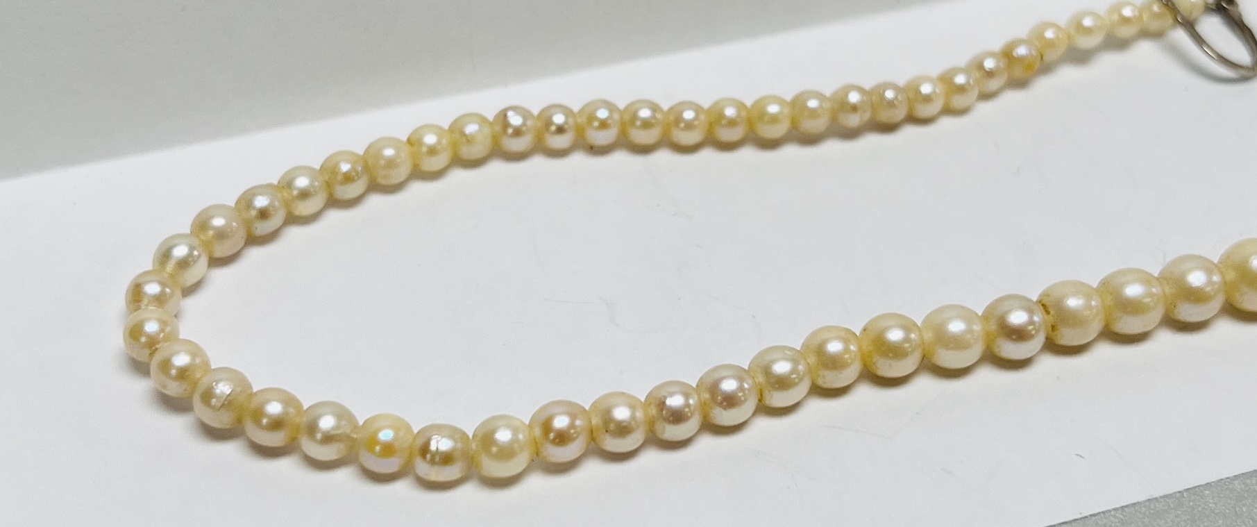 A VINTAGE SILVER STRAND PEARL NECKLACE LENGTH 40CM. - Image 5 of 6