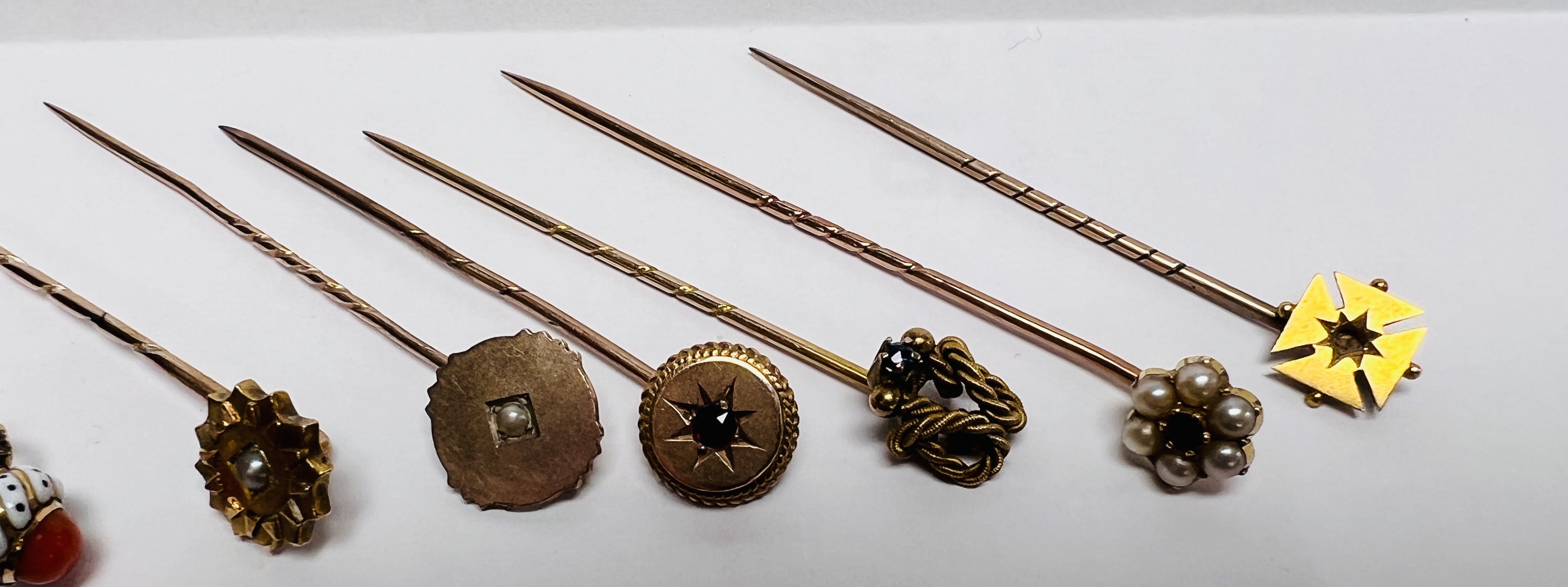 A GROUP OF SEVEN VINTAGE STICK/TIE PINS TO INCLUDE STONE SET, AND A ENAMELLED BUST EXAMPLE, ETC. - Image 5 of 6