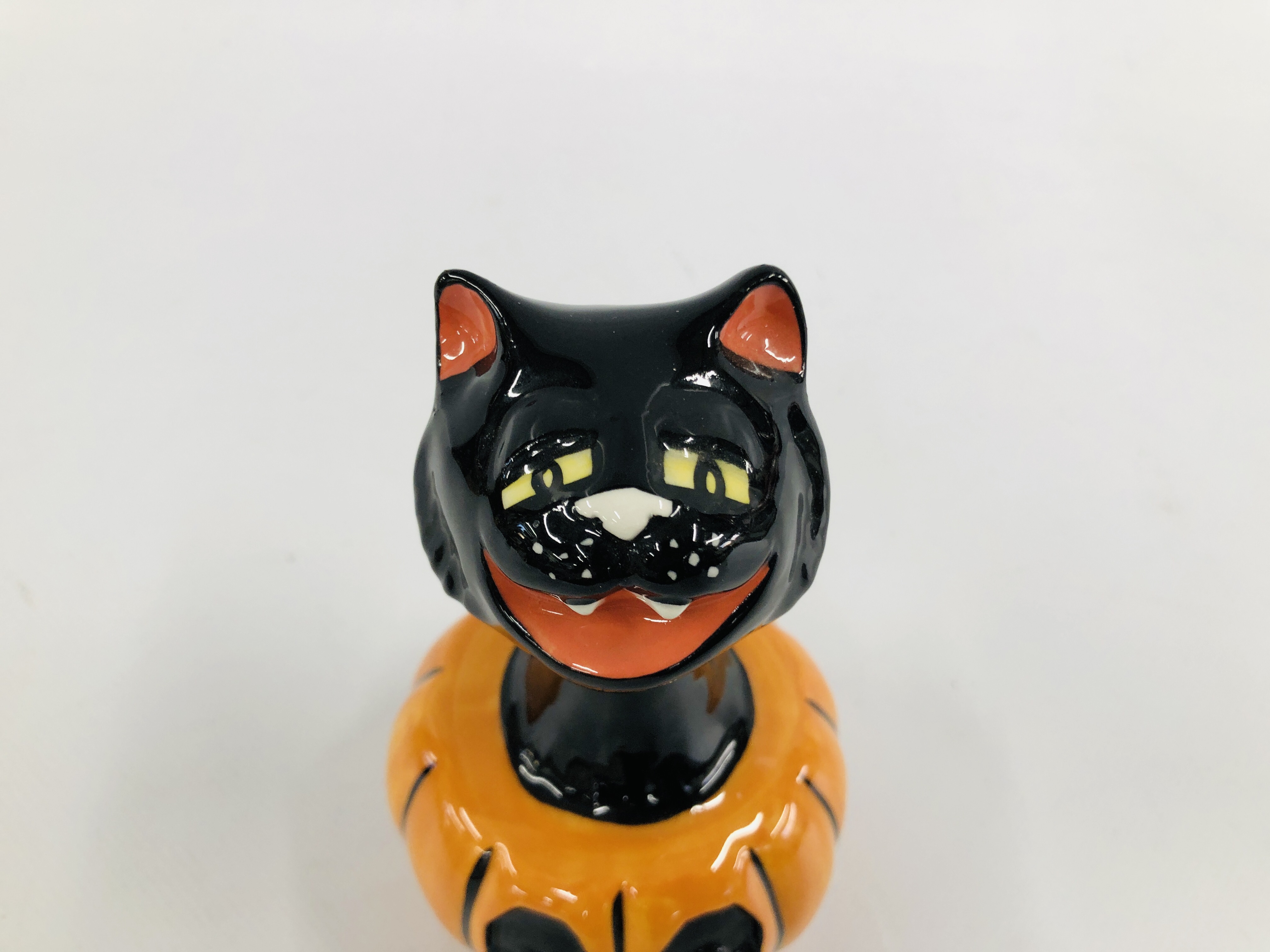 LORNA BAILEY HALLOWEEN LIMITED EDITION 70/85 CAT IN A PUMPKIN BEARING SIGNATURE HEIGHT 14CM. - Image 2 of 4