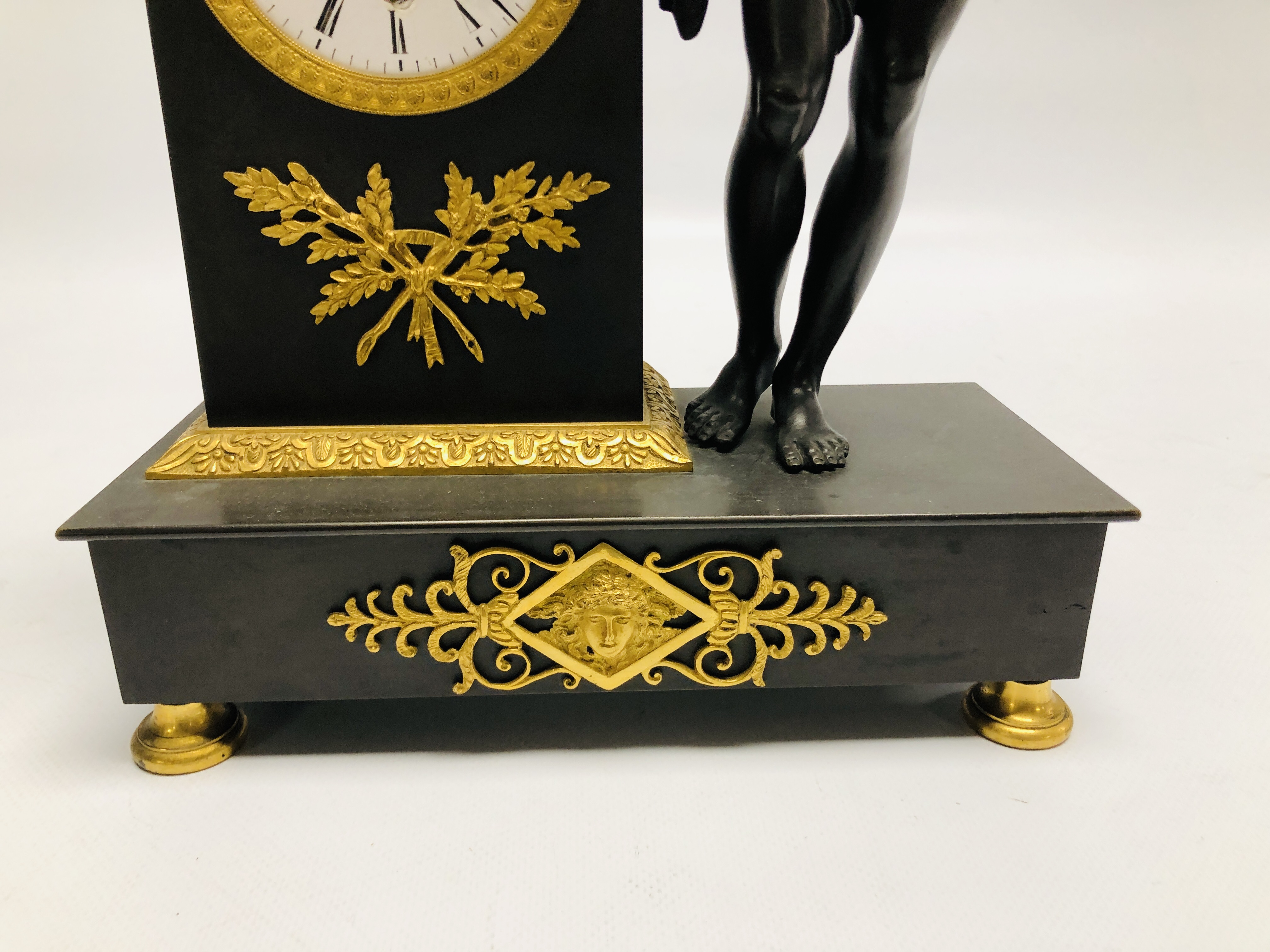 A CLASSICAL MANTEL TIMEPIECE THE CASE EMBELLISHED WITH GILT DETAIL AND FIGURE HEIGHT 37CM. - Image 3 of 9