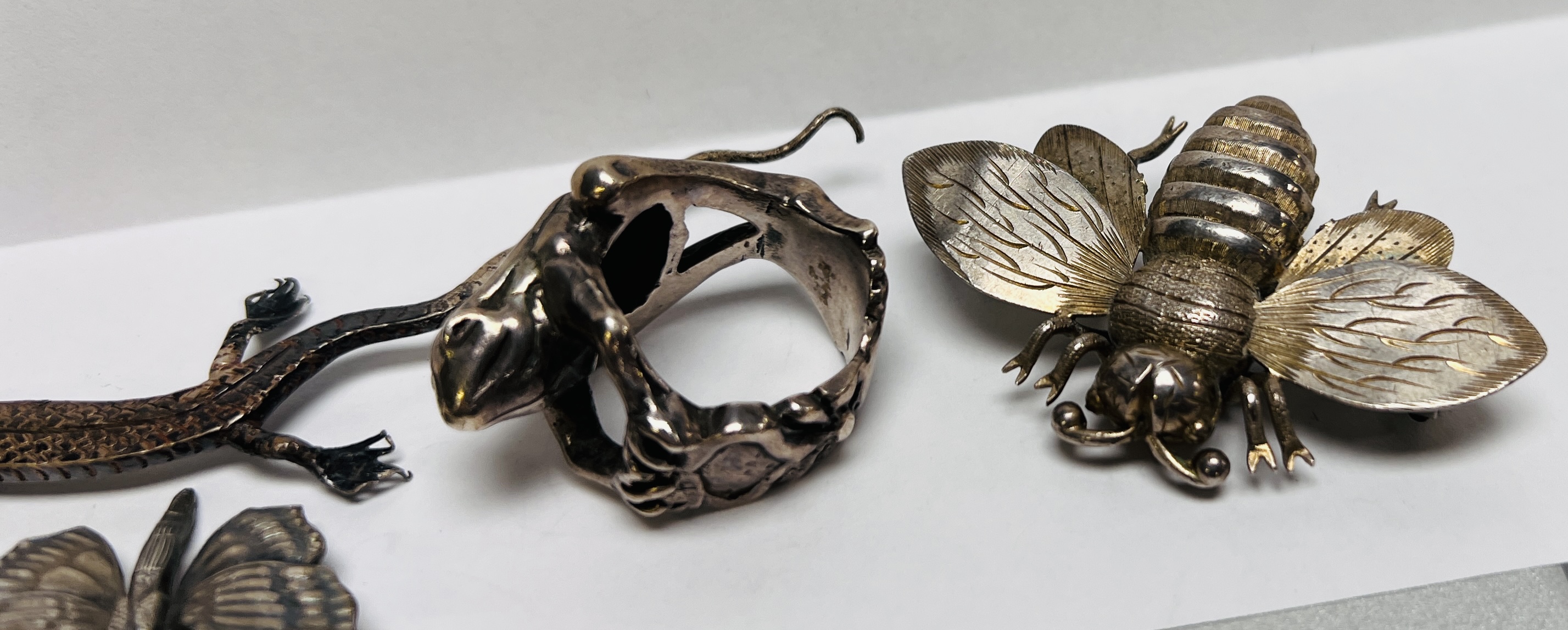 TWO VINTAGE WHITE METAL BROOCHES TO INCLUDE A BUMBLE BEE AND A BUTTERFLY ALONG WITH A WHITE METAL - Image 6 of 12