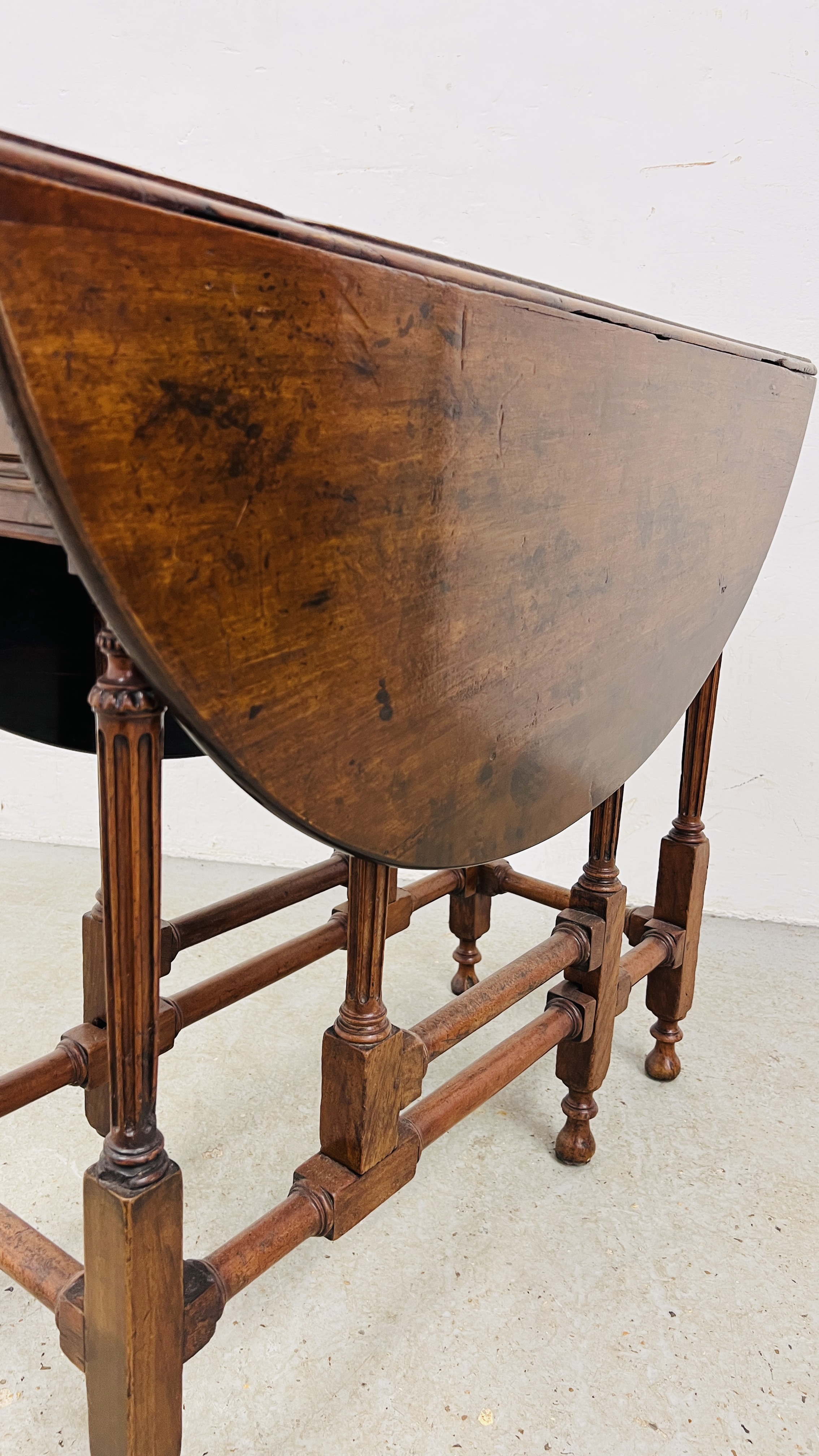 A MAHOGANY GATELEG TABLE, C18TH. AND LATER, EXTENDED 100CM. - Image 6 of 18
