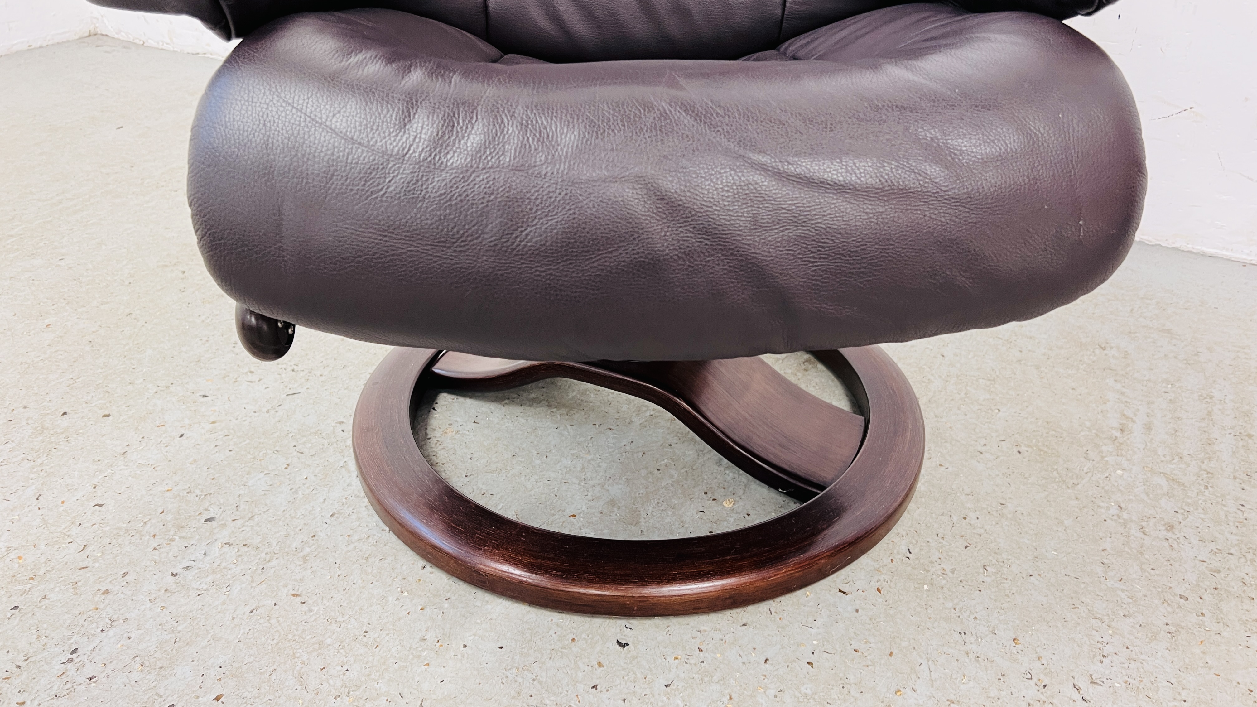 A BROWN LEATHER RELAXER CHAIR - Image 4 of 9