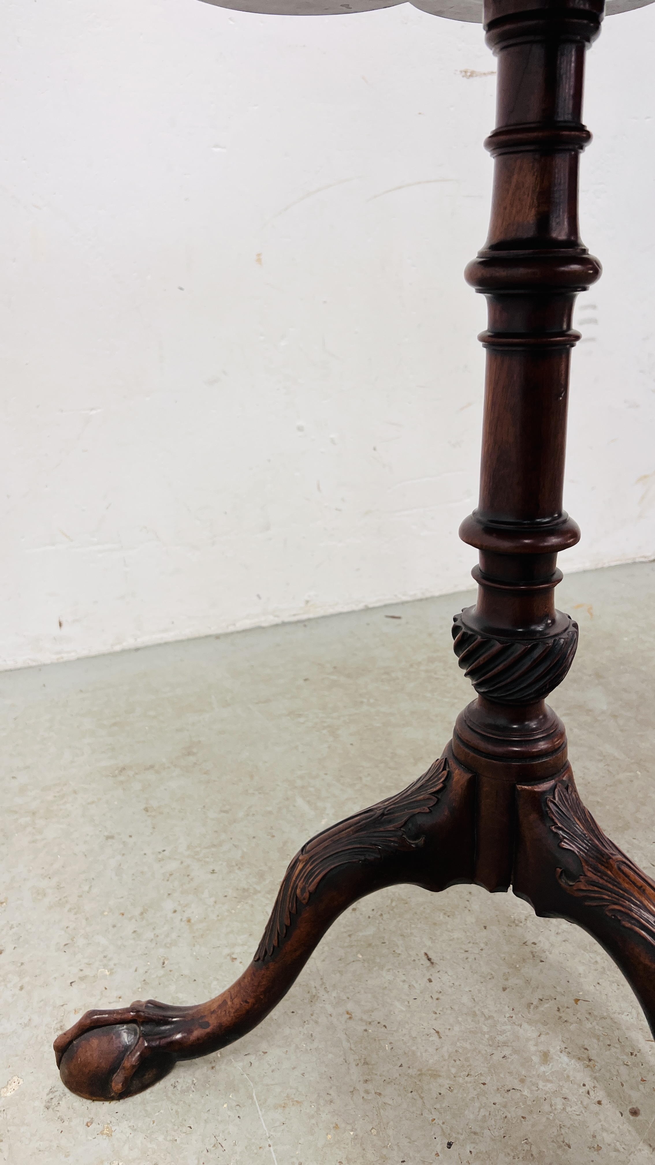 A GEORGE III MAHOGANY LOBED TRAY TOP PEDESTAL TABLE WITH TILT TOP ACTION ON CARVED TRIPOD BASE, - Image 8 of 11