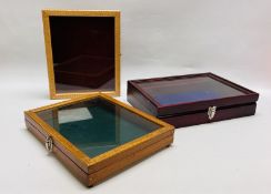 A GROUP OF THREE GLAZED TOP TABLE DISPLAY CABINET/CASES (LARGEST WIDTH 39CM. DEPTH 28CM. HEIGHT 8CM.