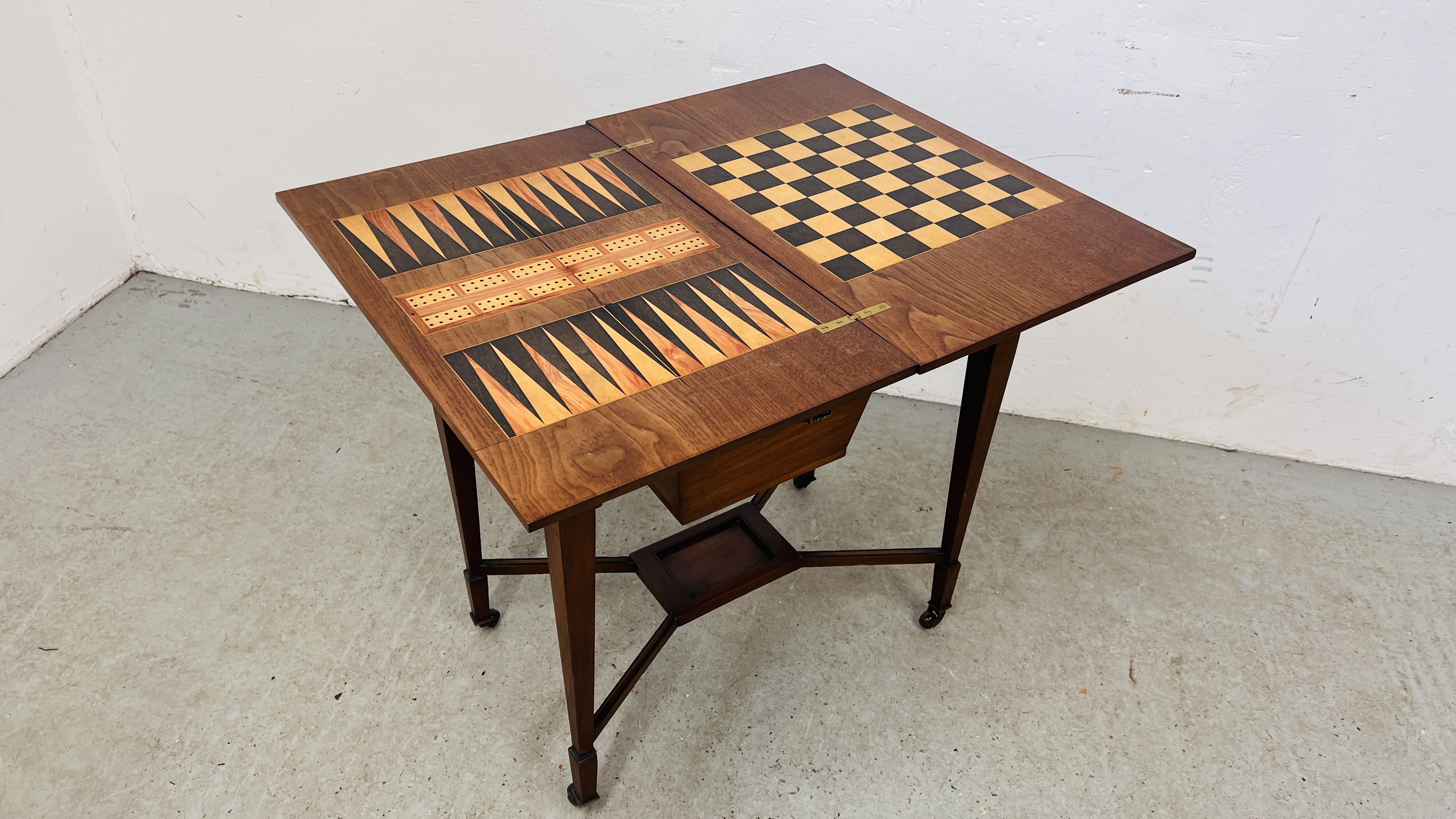 A GOOD QUALITY REPRODUCTION WALNUT GAMES TABLE WITH CROSS STRETCHER BELOW AND FOLDING TOP, W 67.5CM. - Bild 5 aus 11