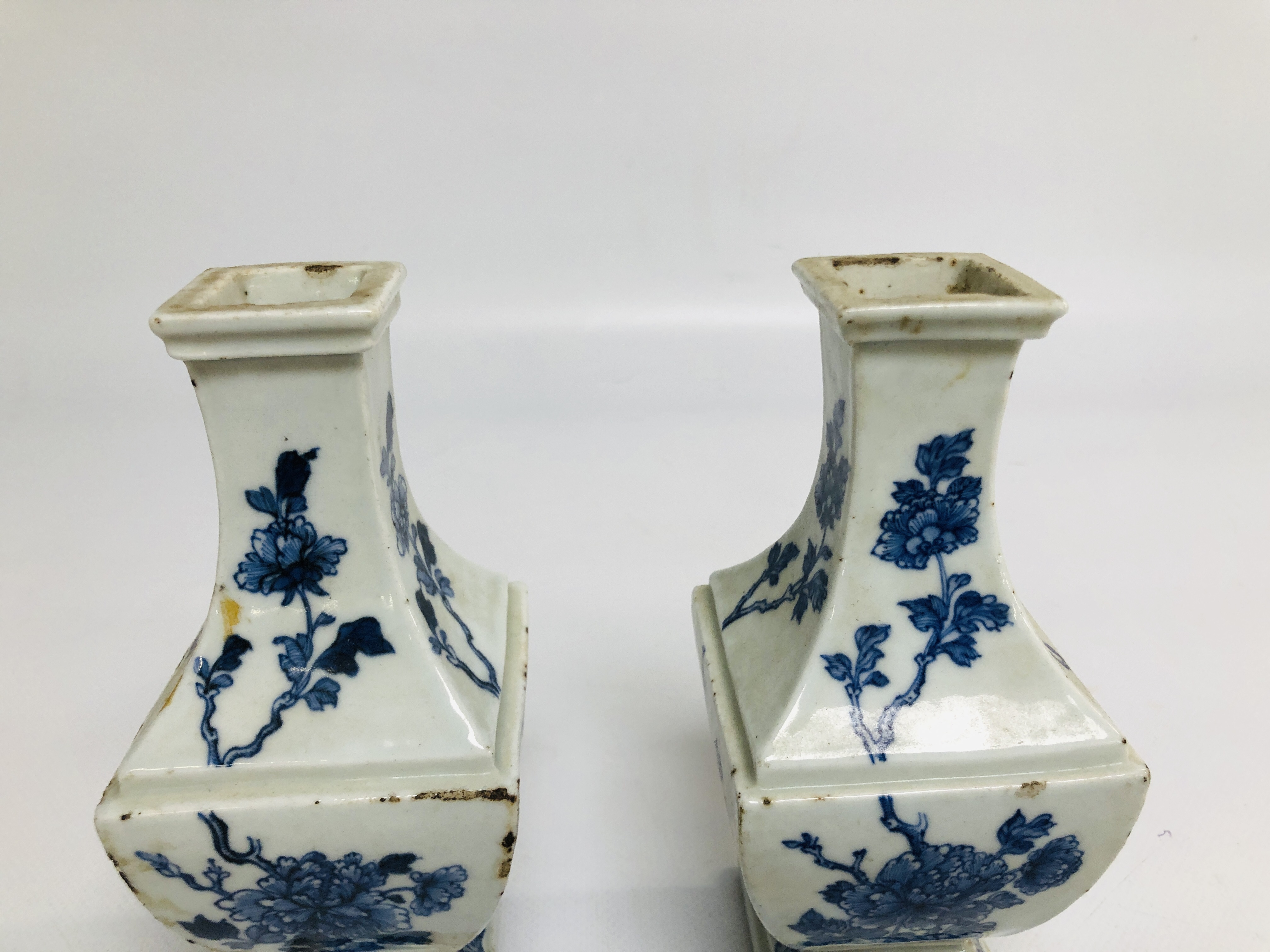 A PAIR OF CHINESE BLUE AND WHITE VASES OF SQUARE BALUSTER FORM DECORATED WITH CHRYSANTHEMUMS ONE - Image 2 of 6