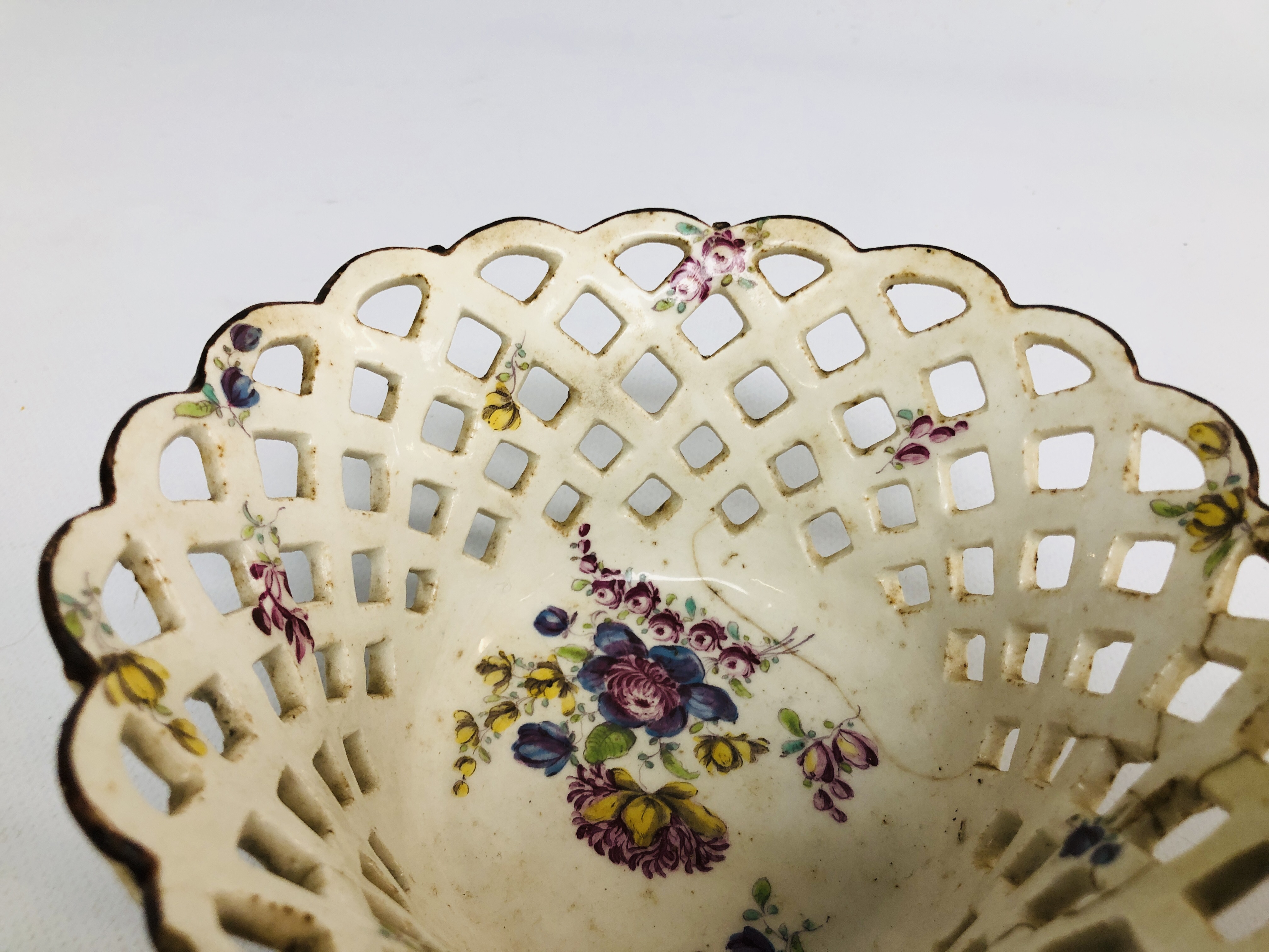 A BOW PIERCED BASKET WITH FLORAL DECORATION C.1755 A/F DIAMETER 16.5CM. - Image 5 of 8