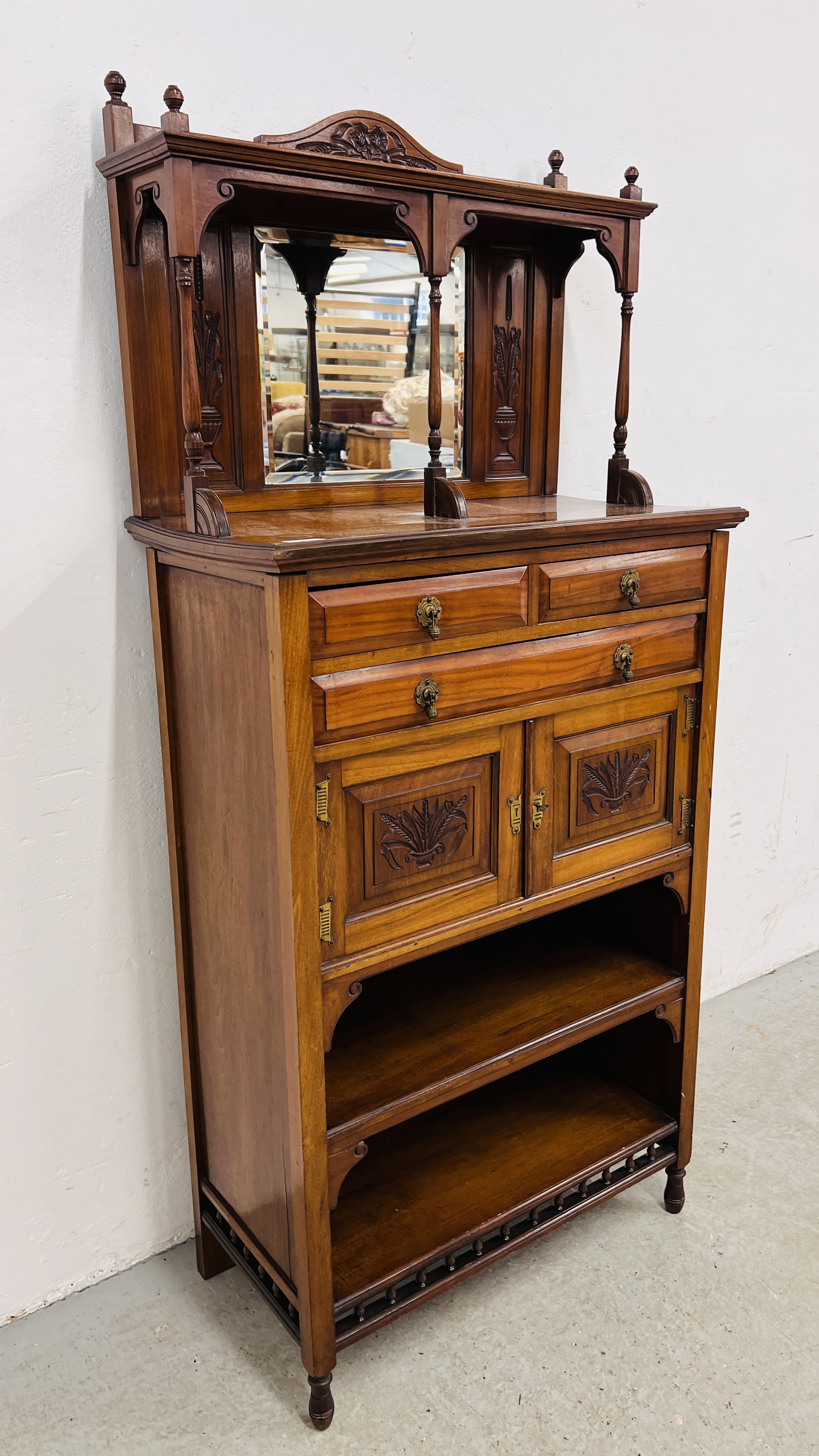 AN EDWARDIAN RED WALNUT MIRROR BACK CABINET, - Bild 14 aus 16