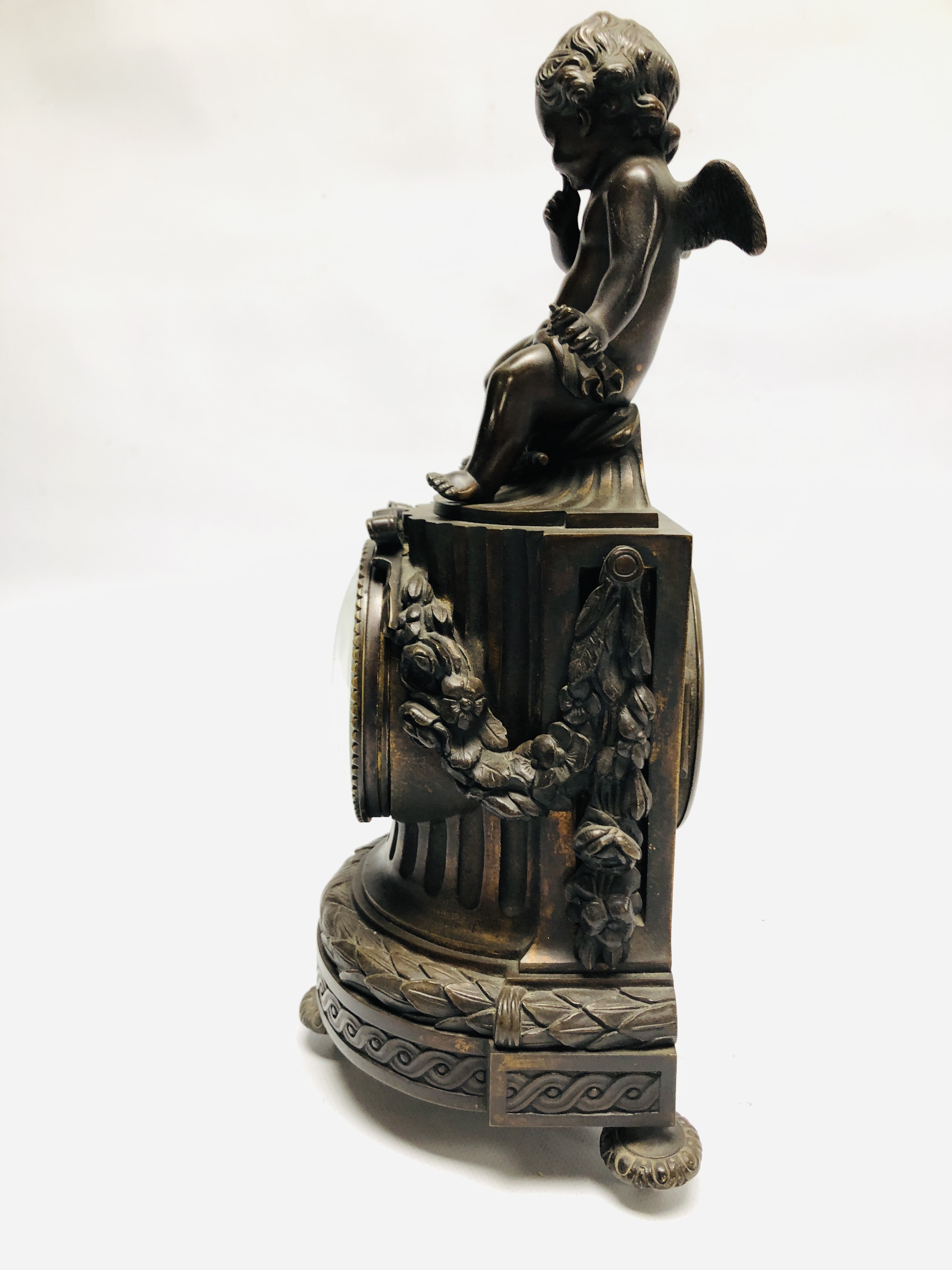 A BRONZE MANTEL TIMEPIECE, THE CASE SURMOUNTED BY CUPID, THE MOVEMENT STRIKING ON A BELL, - Image 5 of 7