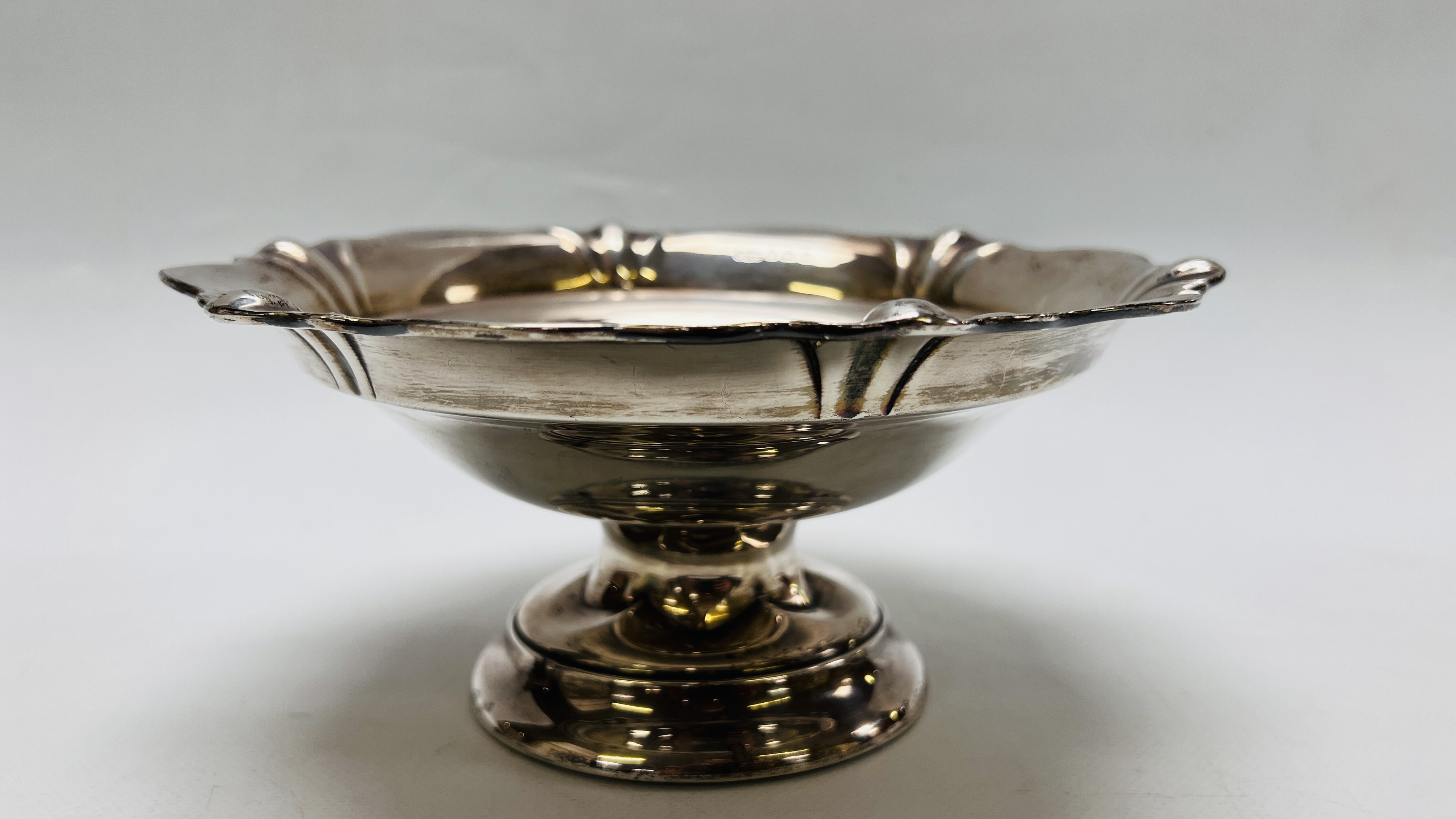 A SILVER FOOTED BOWL, BIRMINGHAM 1923 (REQUIRES ATTENTION TO BASE) DIA 23CM. HEIGHT 10.5CM. - Image 3 of 9