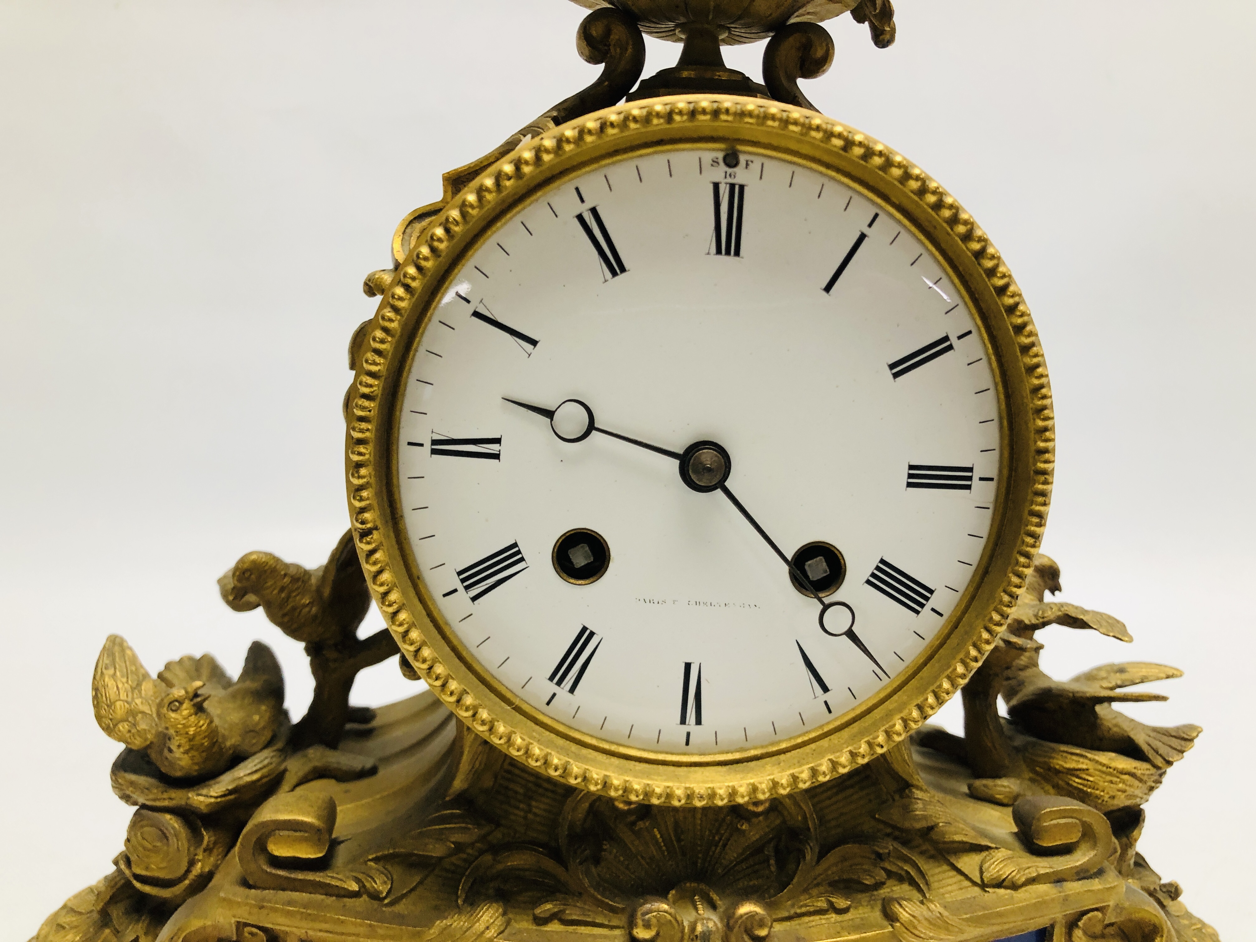 AN ORNATE BRASS MANTEL CLOCK WITH ENAMELLED CHERUB DETAILED PANEL AND NESTING BIRDS STANDING ON A - Image 4 of 15