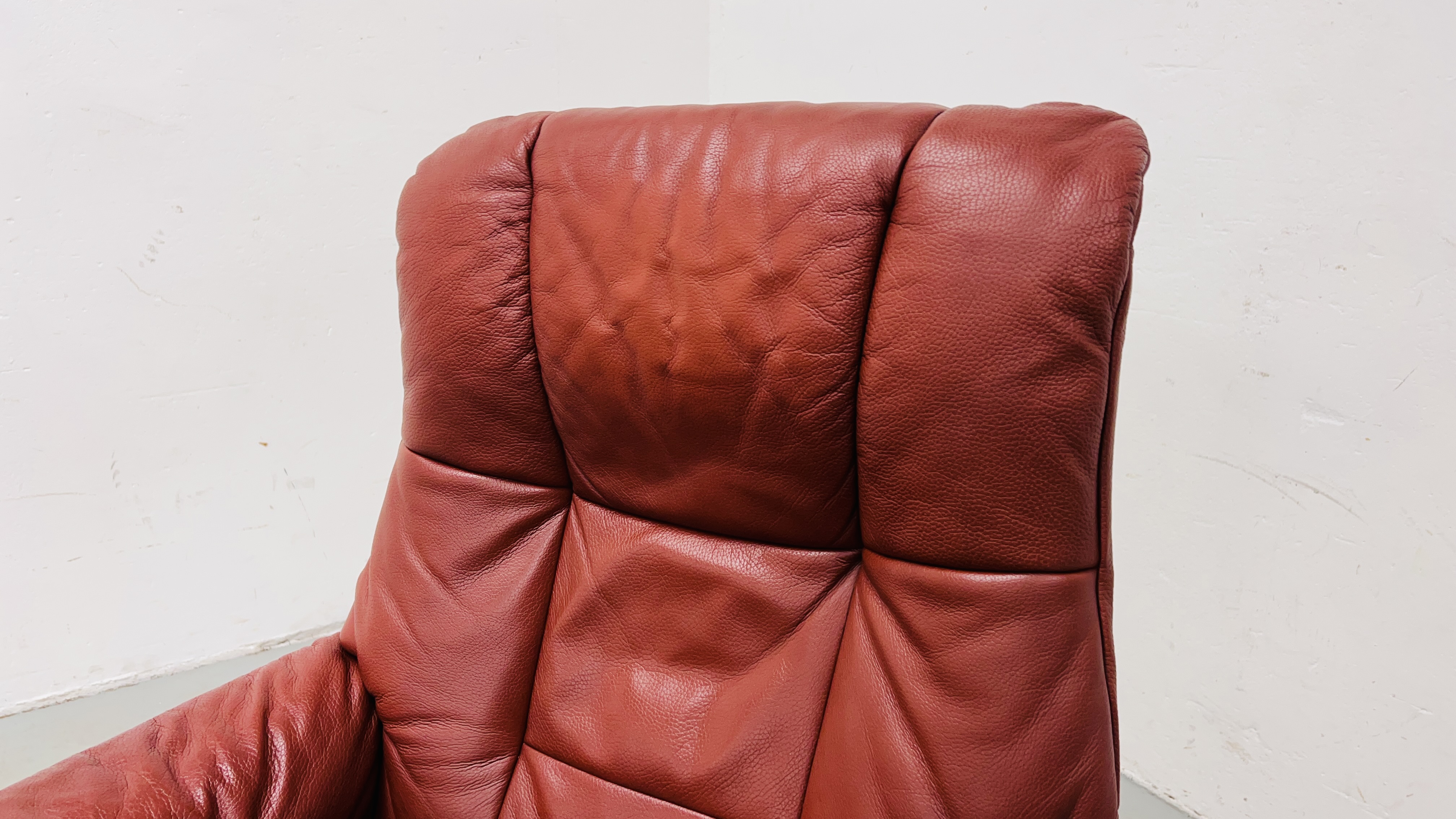 A GOOD QUALITY STRESSLESS RED LEATHER RELAXER CHAIR WITH MATCHING FOOTSTOOL. - Image 3 of 13