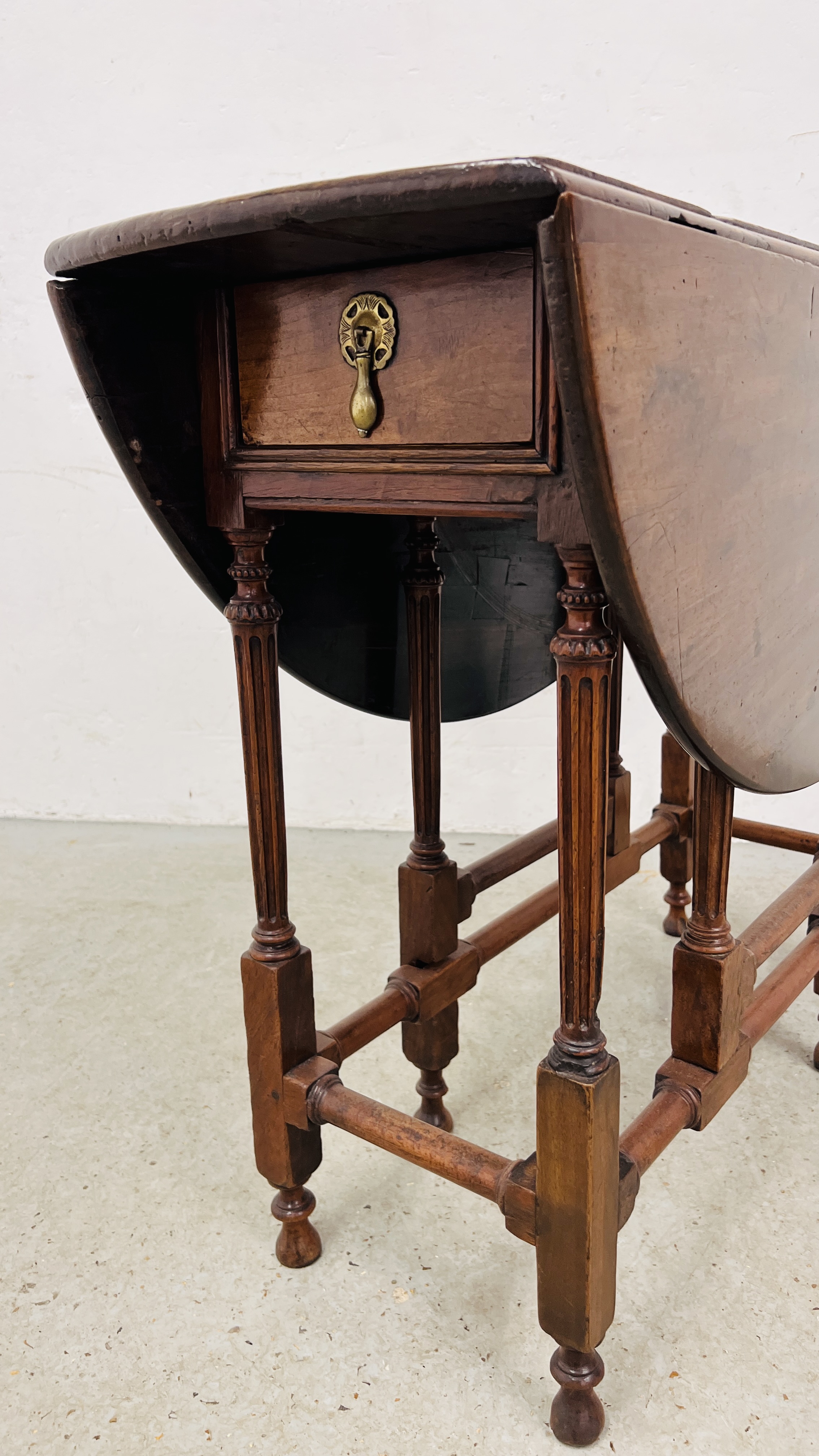 A MAHOGANY GATELEG TABLE, C18TH. AND LATER, EXTENDED 100CM. - Image 2 of 18