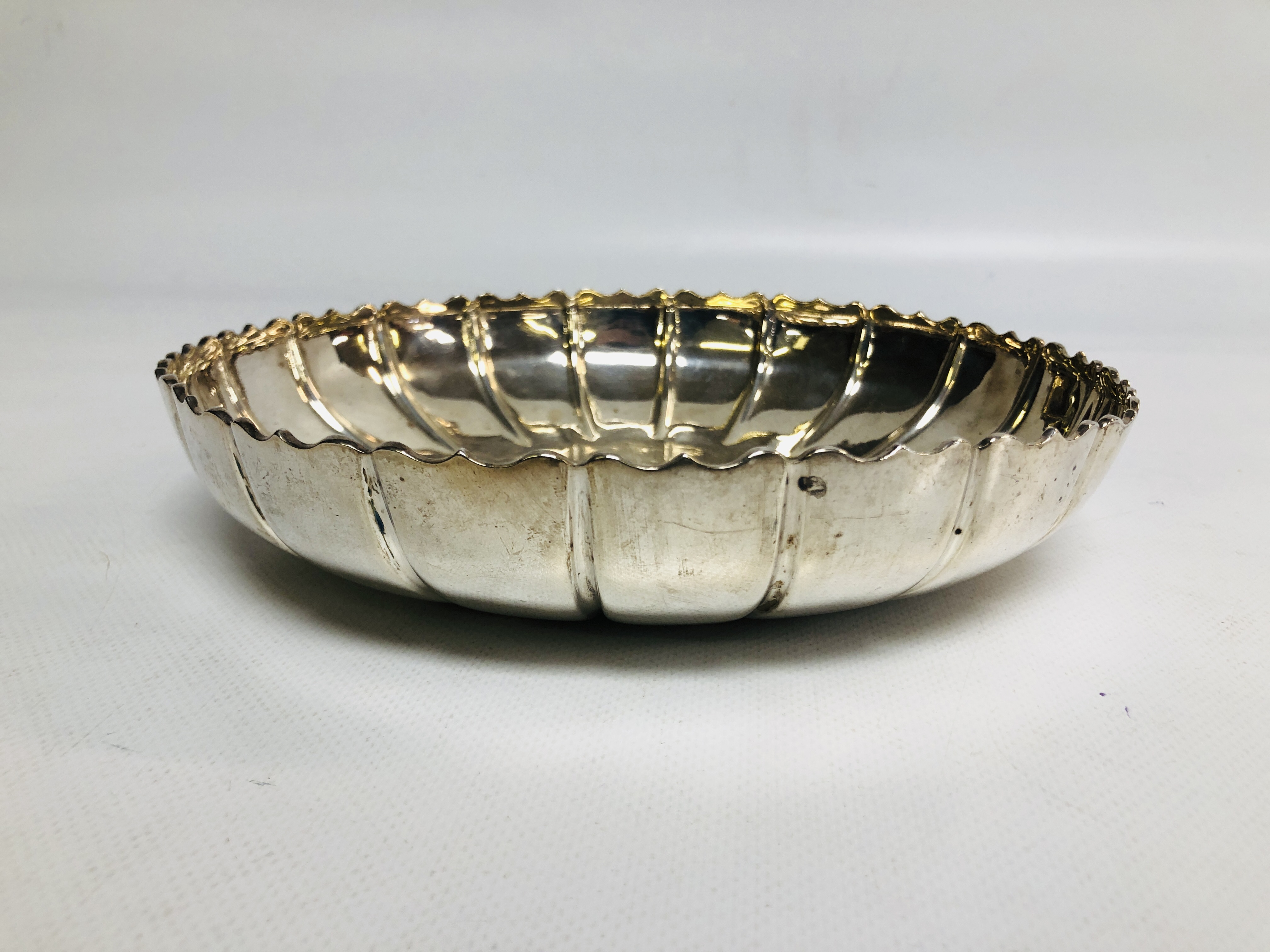 SILVER CIRCULAR DISH WITH FRILLED EDGE THE INTERIOR REEDED, LONDON 1900, D 21.5CM. - Image 5 of 8