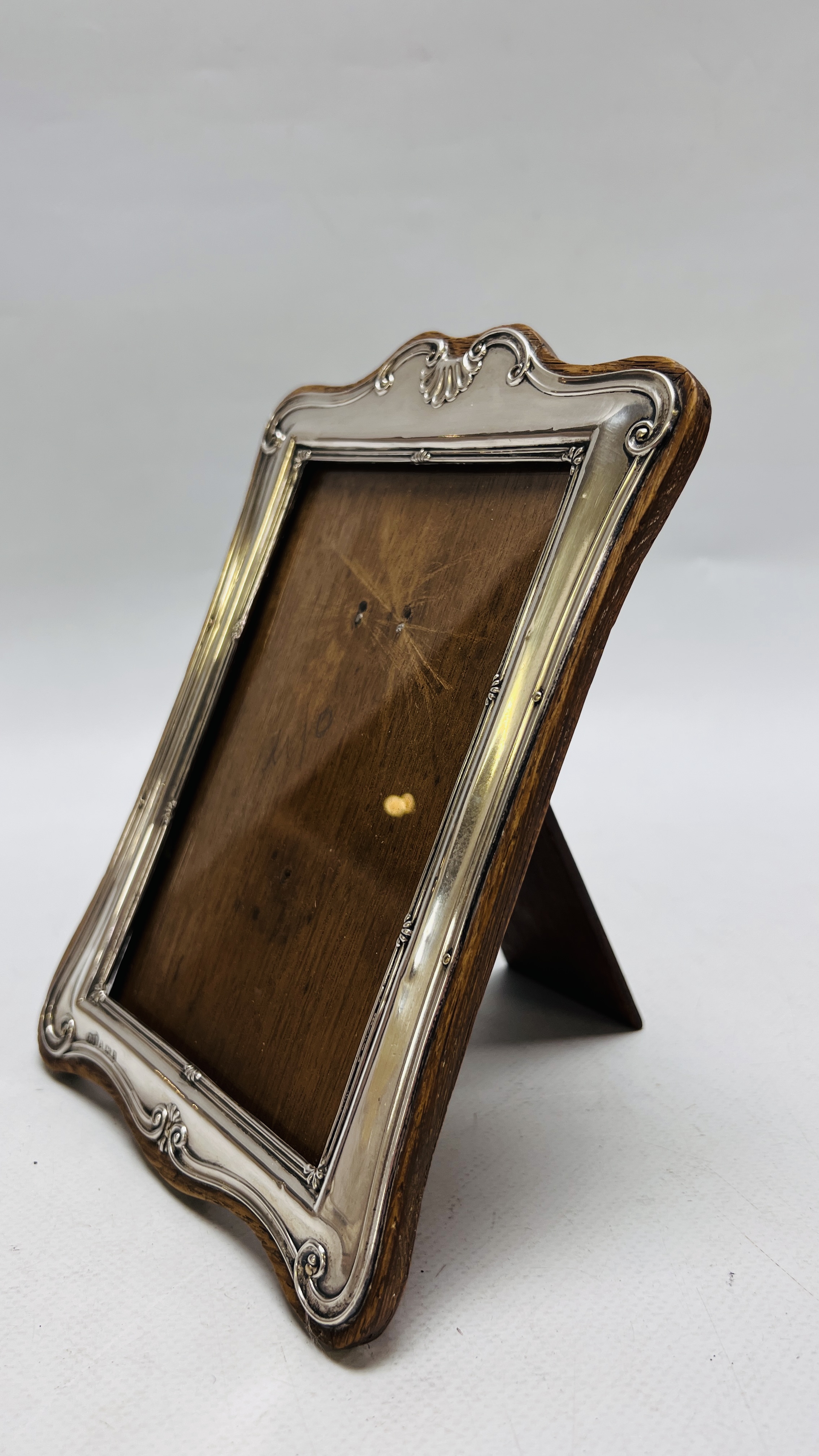 VINTAGE SILVER PHOTO FRAME ON WOODEN BACKING BIRMINGHAM ASSAY HEIGHT 20CM. WIDTH 14.5CM. - Image 2 of 5