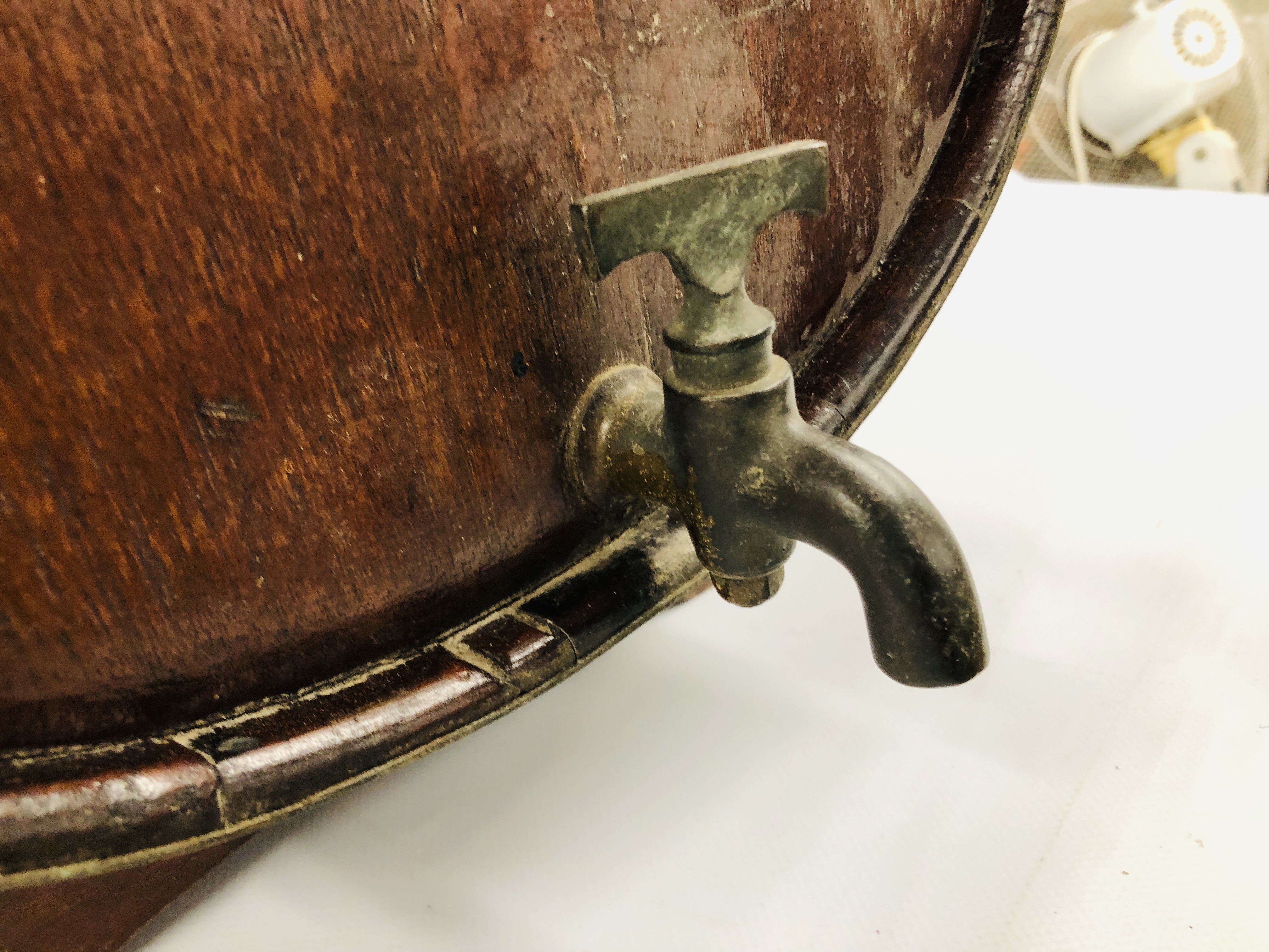 A VINTAGE OAK BRASS BOUND BARREL ON STAND WITH TAP. - Image 6 of 6