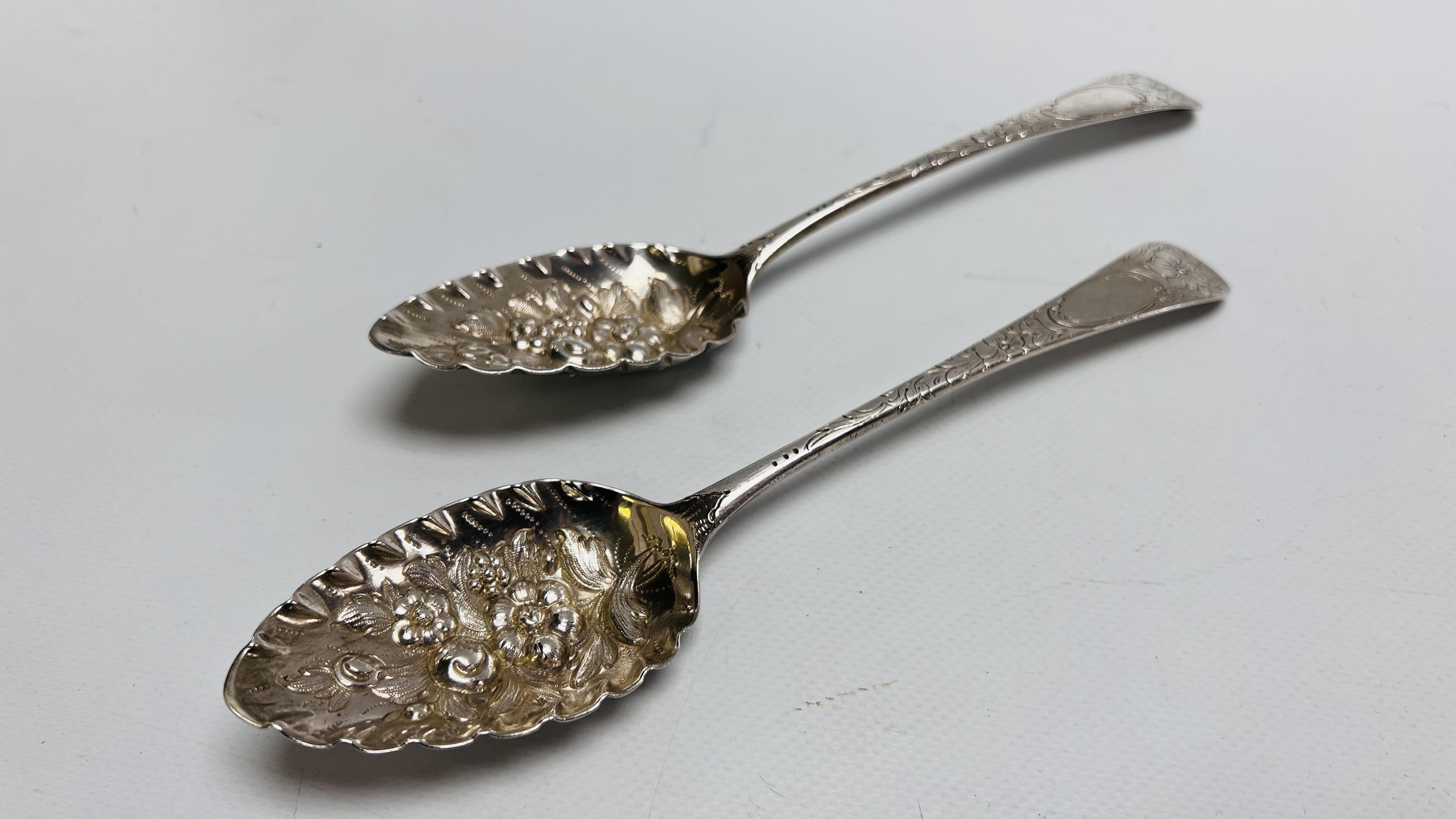 A PAIR OF SILVER SERVING SPOONS FLORAL DESIGN, LONDON ASSAY.