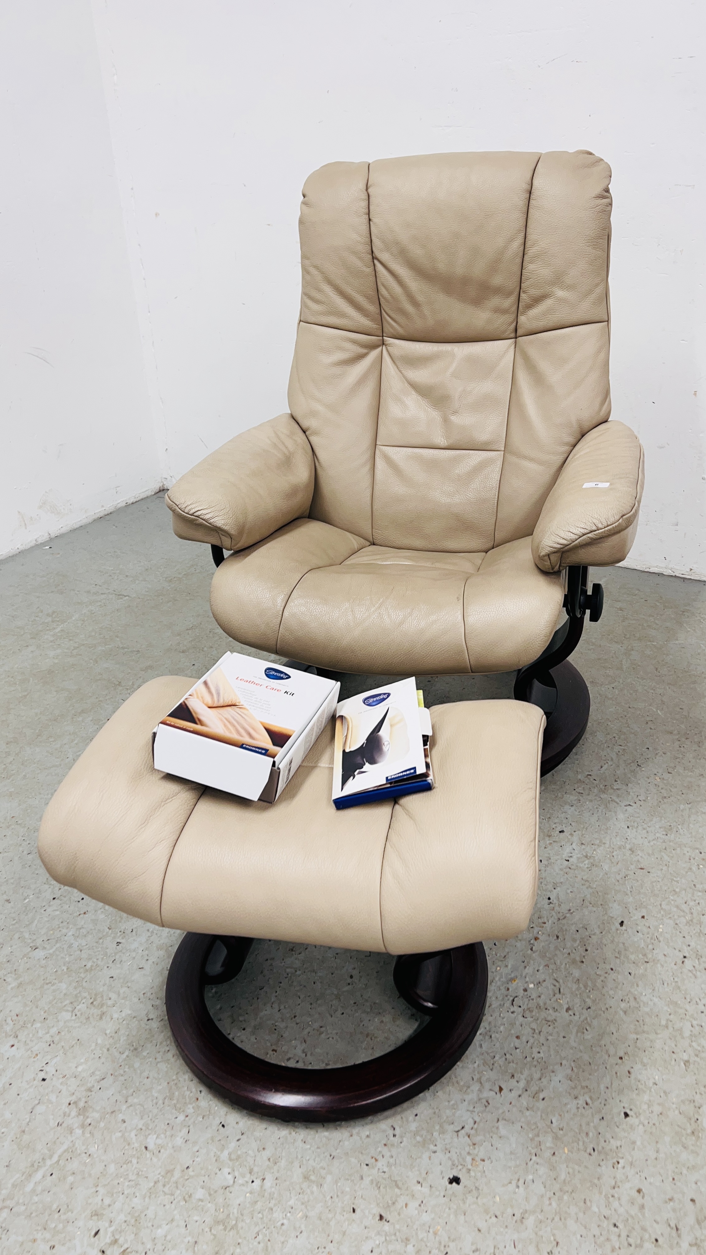 A GOOD QUALITY STRESSLESS CREAM LEATHER RELAXER CHAIR WITH MATCHING FOOTSTOOL.