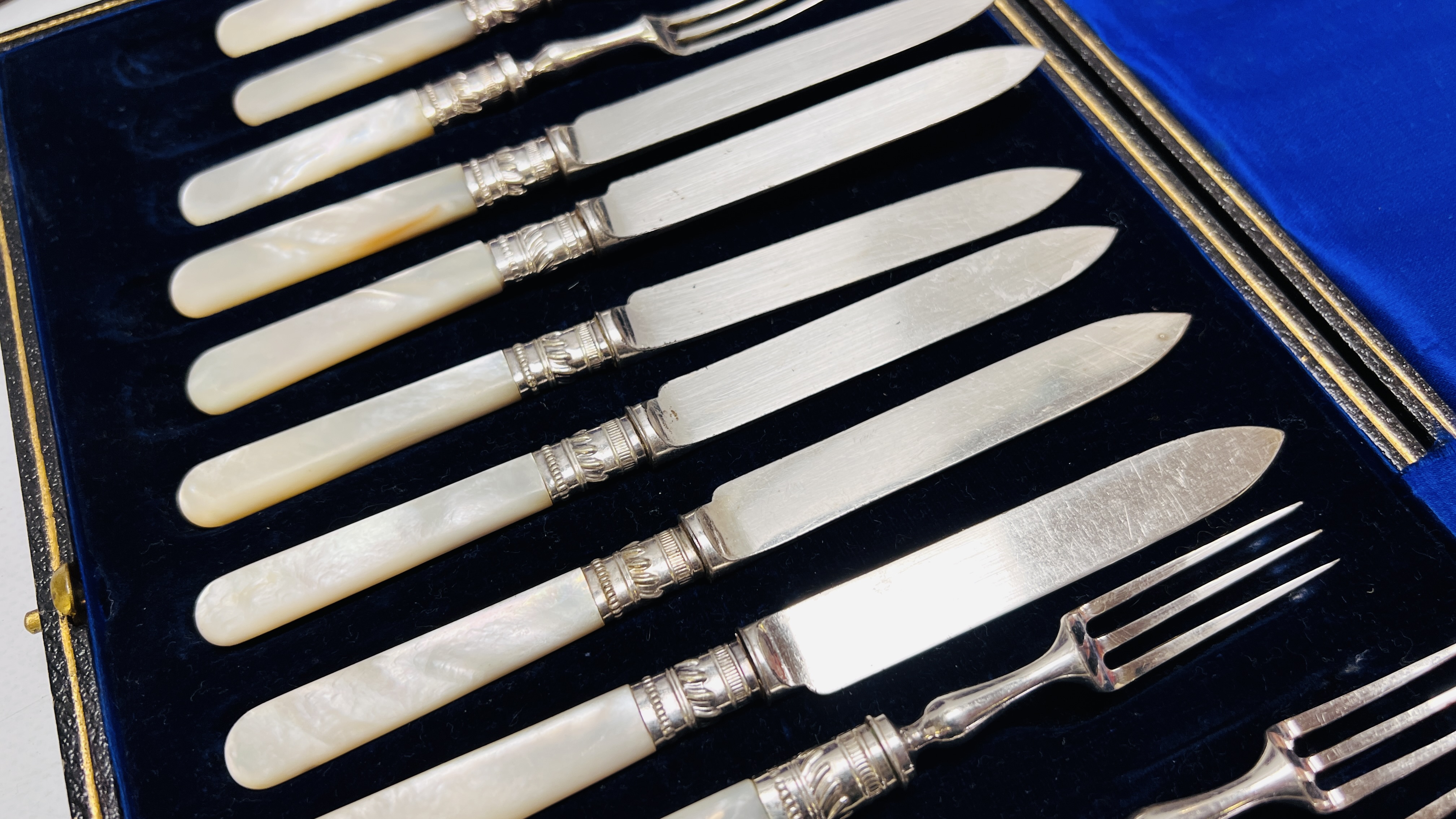 A CASED SET OF PLATED TEA KNIVES AND FORKS WITH MOTHER OF PEARL HANDLES, - Image 7 of 11