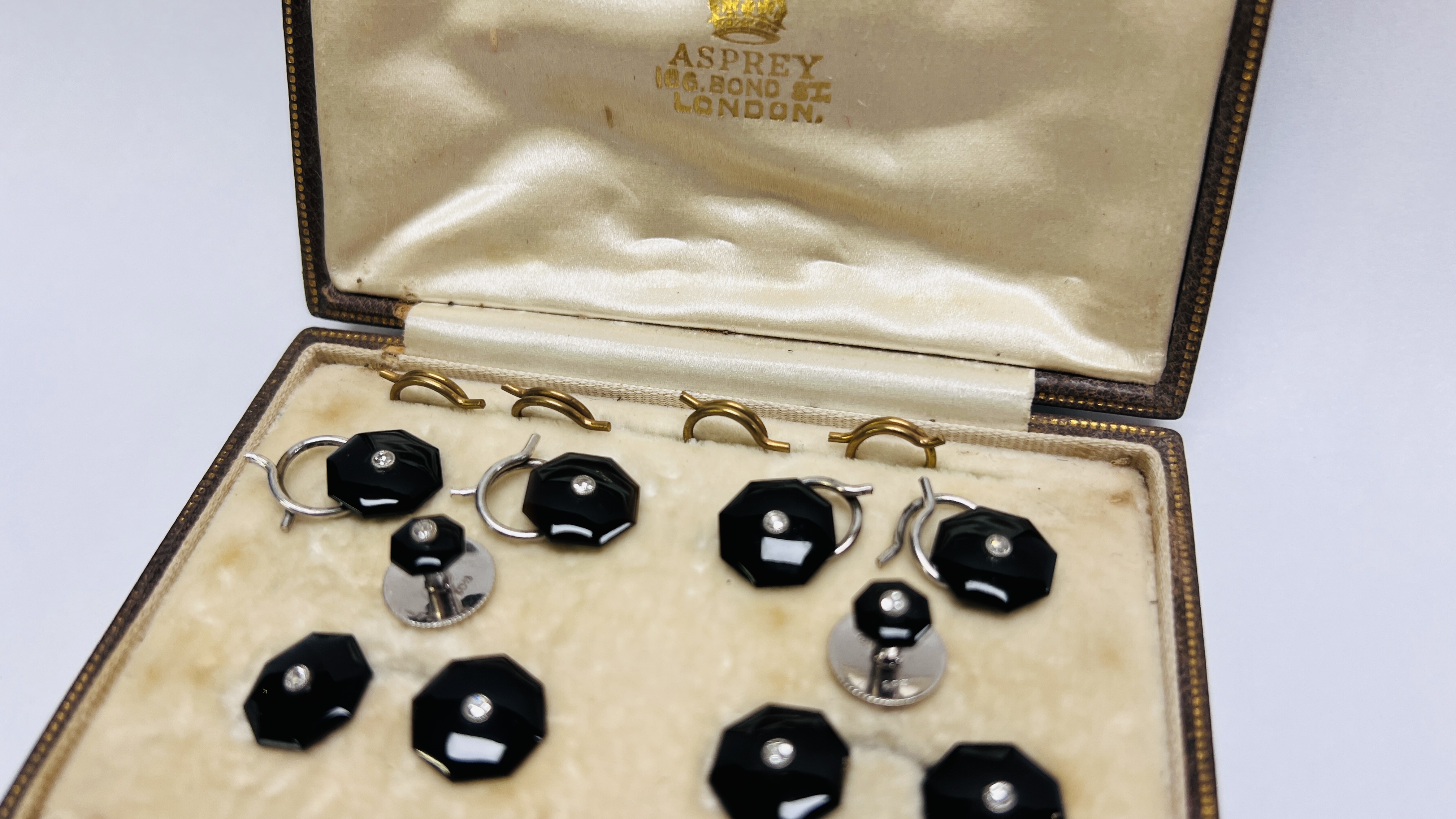 A VINTAGE DRESS SET IN AN ASPREY OF LONDON FITTED CASE, COMPRISING OF A PAIR OF CUFF LINKS, - Image 4 of 6