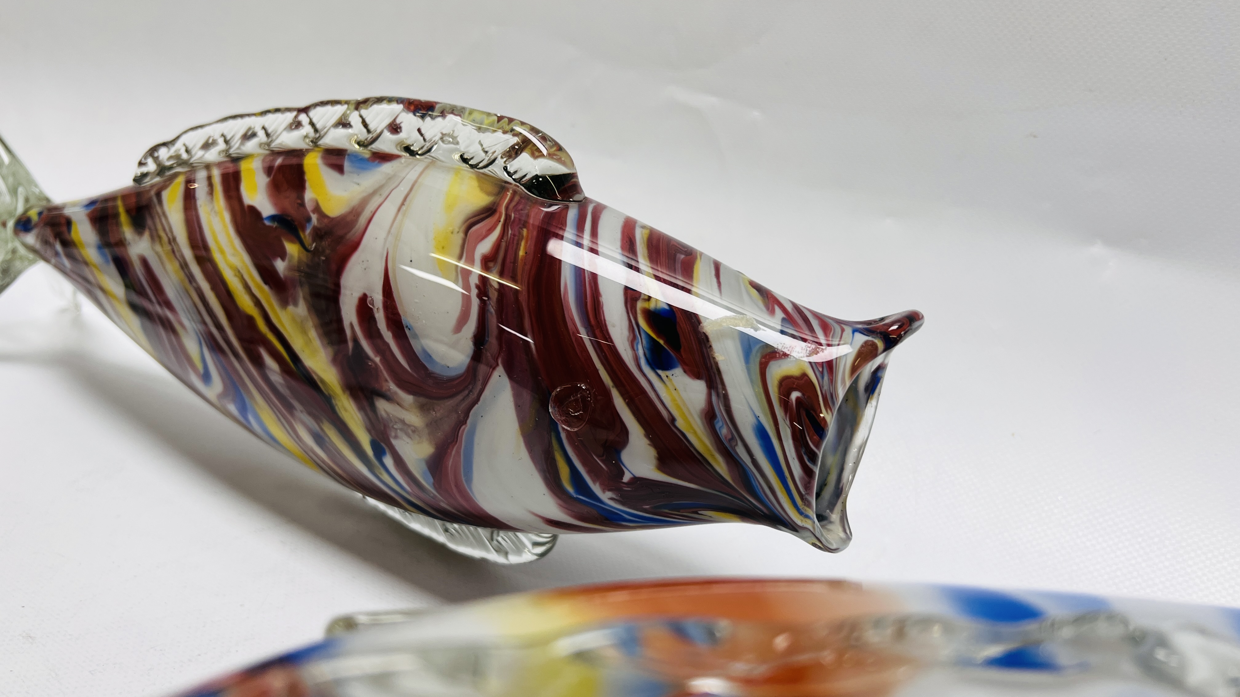A GROUP OF THREE ART GLASS FISH, LARGEST L 45CM. - Image 5 of 7