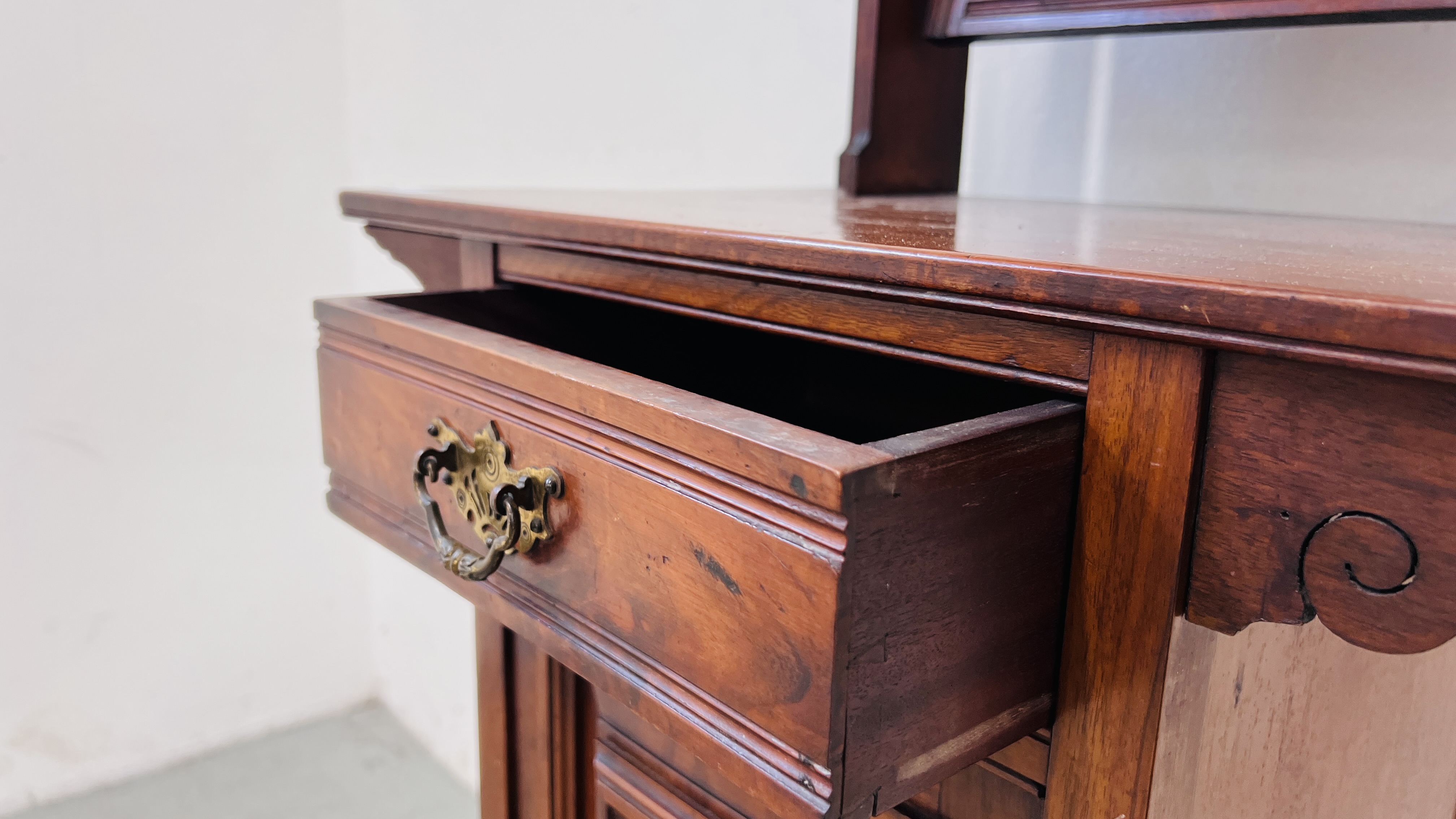 AN EDWARDIAN MAHOGANY TOILET STAND, - Image 7 of 9