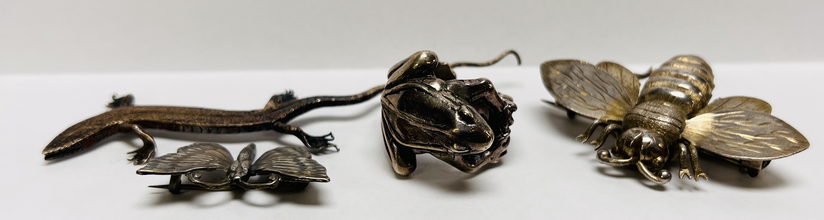 TWO VINTAGE WHITE METAL BROOCHES TO INCLUDE A BUMBLE BEE AND A BUTTERFLY ALONG WITH A WHITE METAL