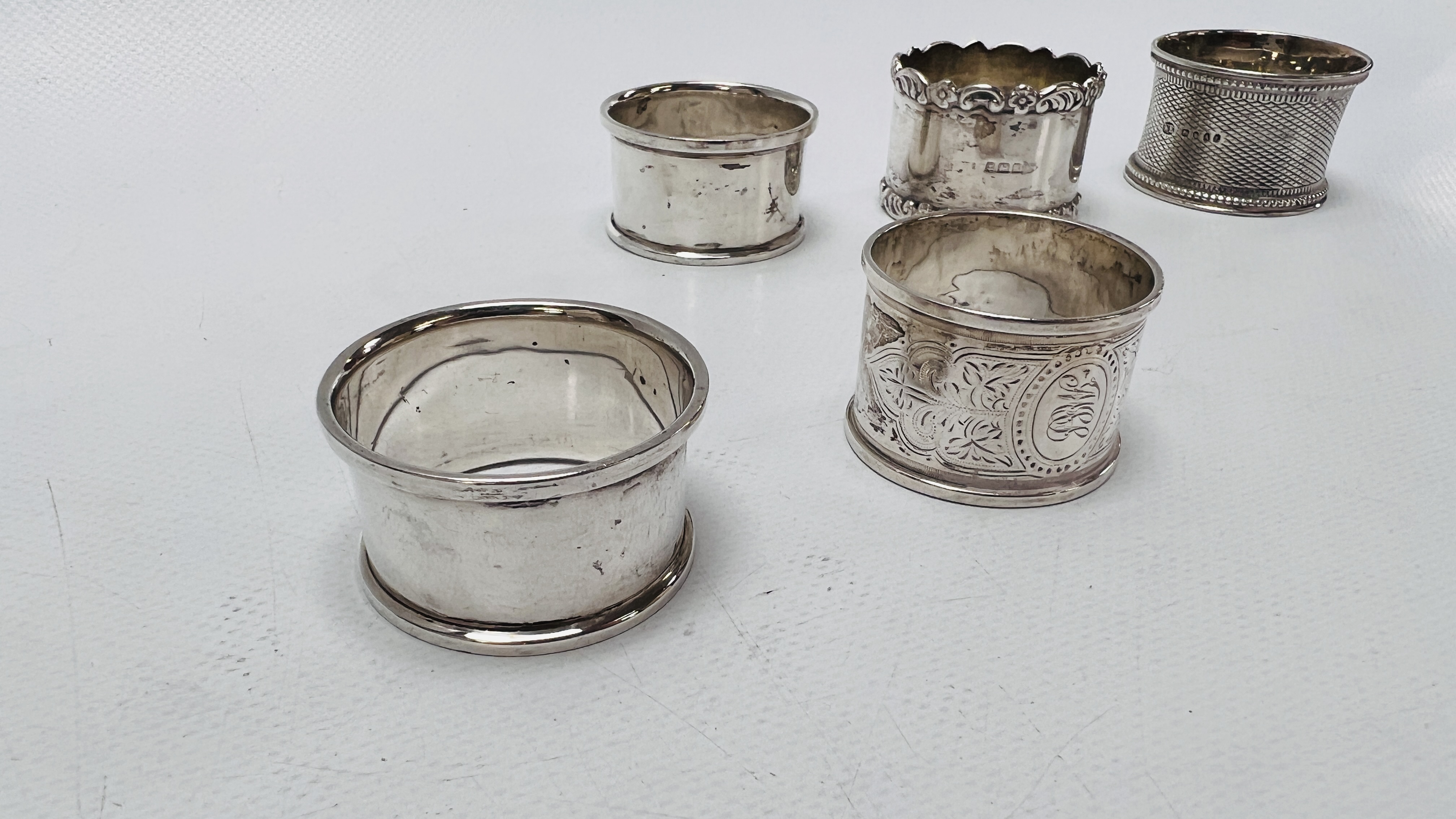 FIVE VARIOUS SILVER NAPKIN RINGS DIFFERENT DATES AND MAKERS - Image 8 of 14