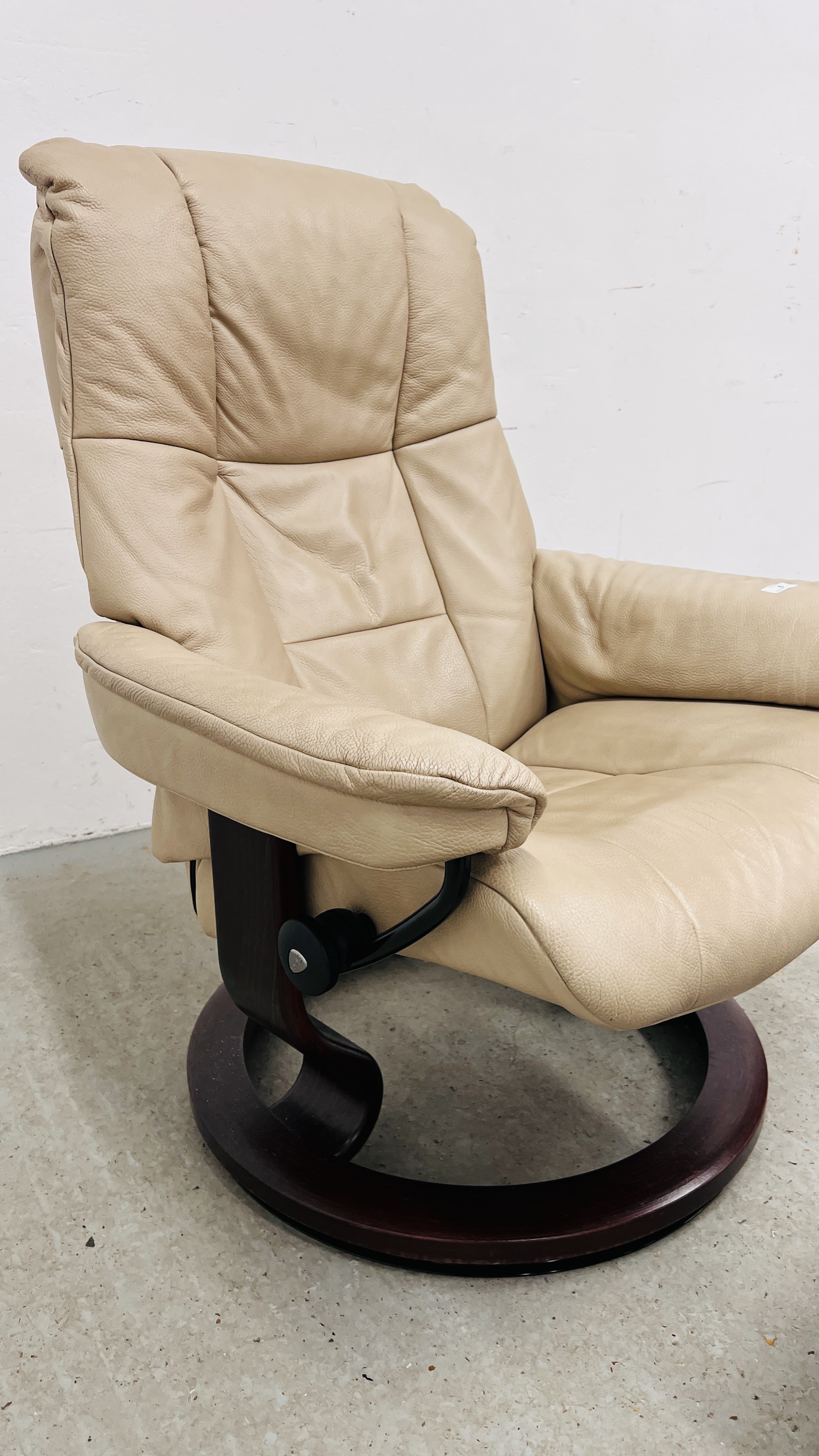 A GOOD QUALITY STRESSLESS CREAM LEATHER RELAXER CHAIR WITH MATCHING FOOTSTOOL. - Image 11 of 11