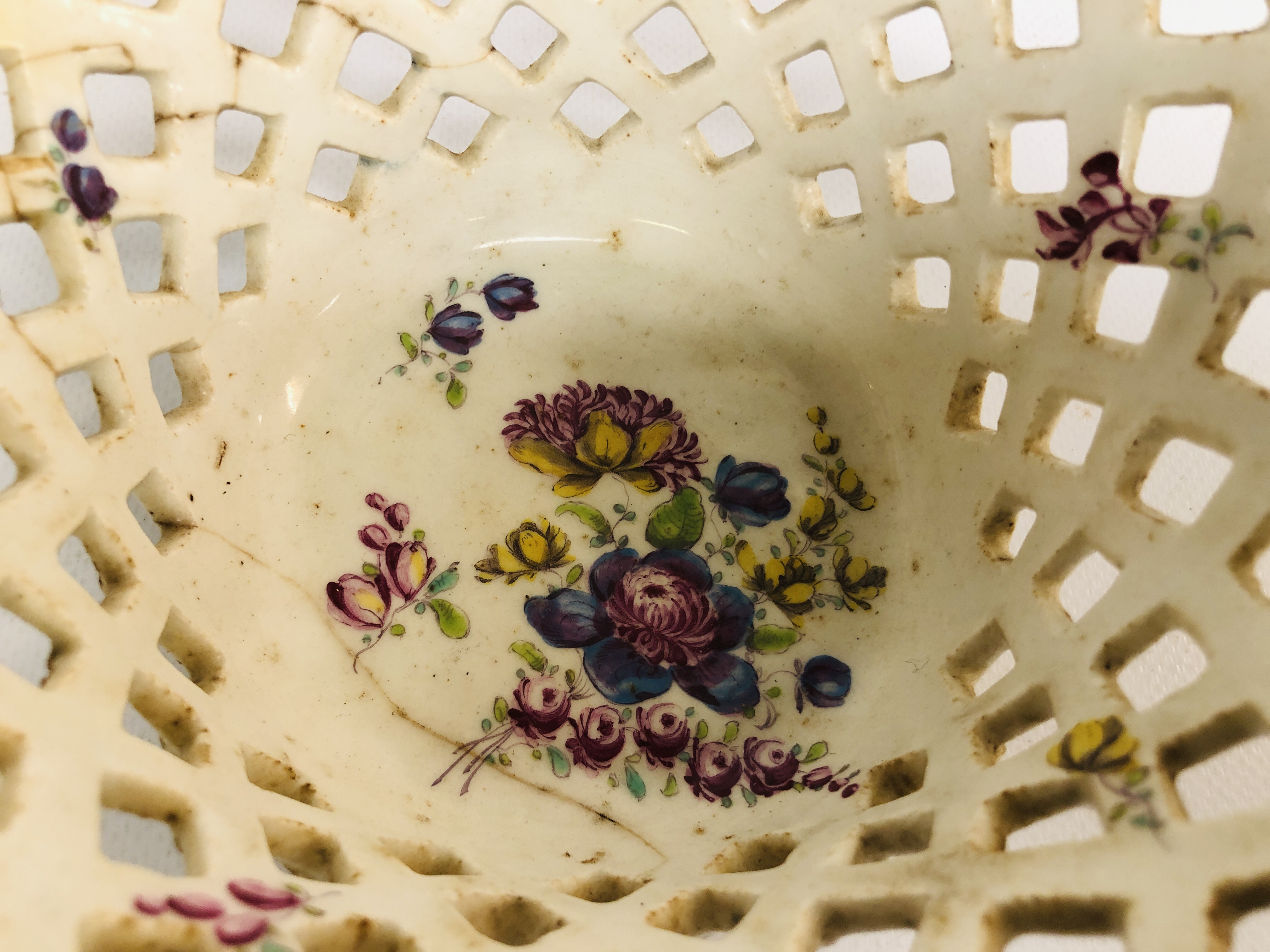 A BOW PIERCED BASKET WITH FLORAL DECORATION C.1755 A/F DIAMETER 16.5CM. - Image 3 of 8