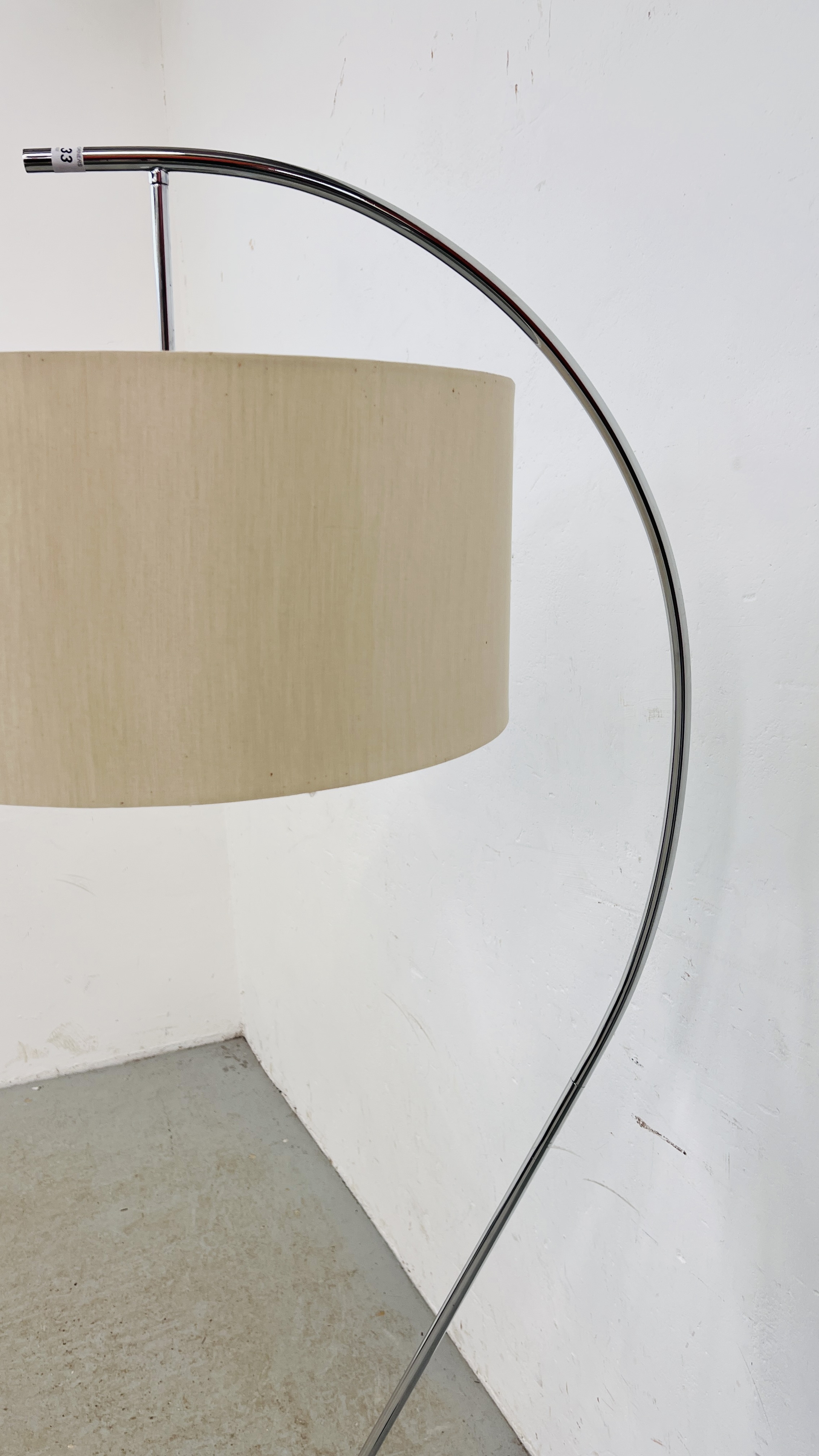 A MODERN DESIGNER CHROMIUM FLOOR STANDING LAMP WITH SATIN SHADE - SOLD AS SEEN - Image 4 of 6