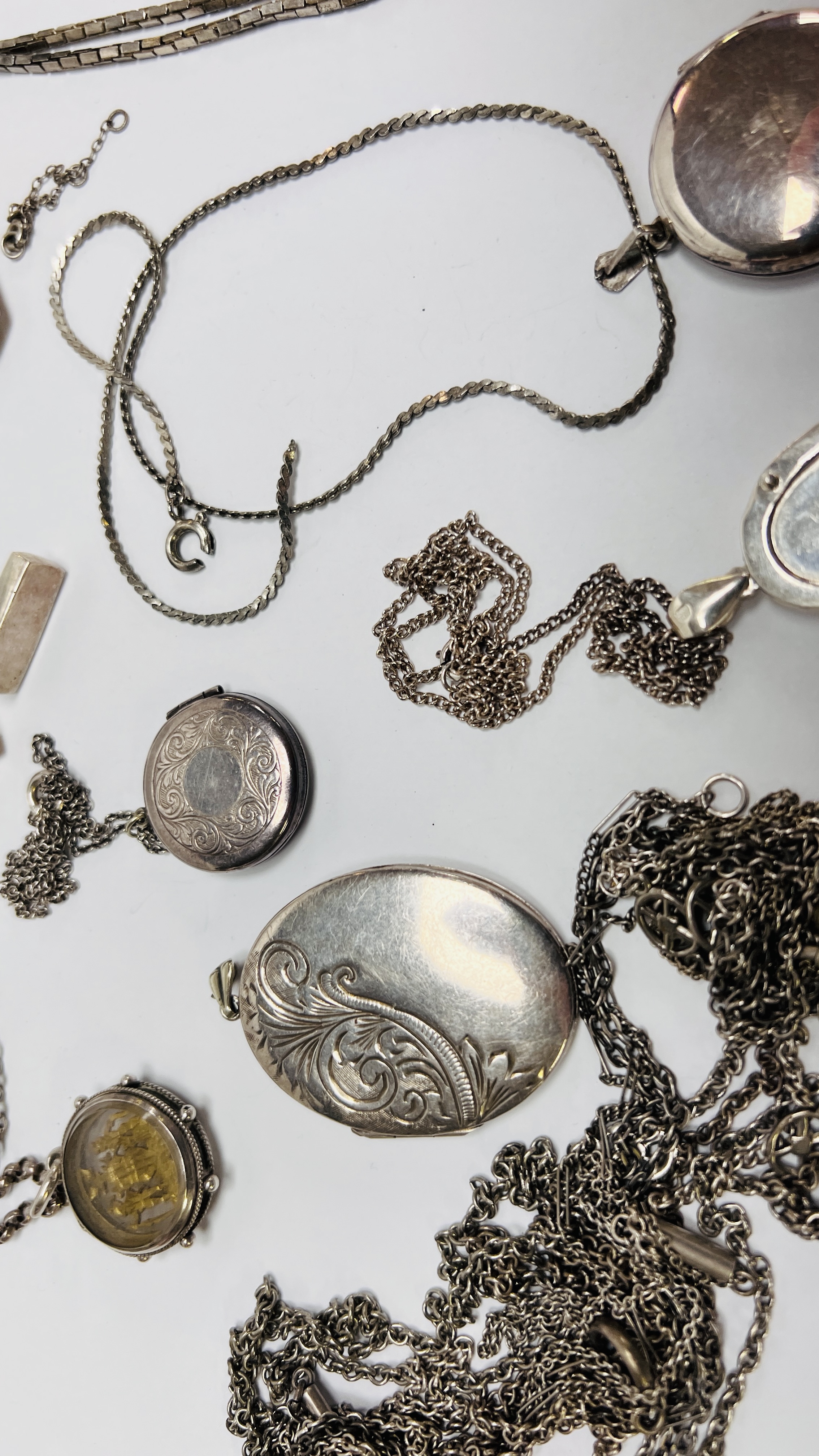 A GROUP OF FOUR SILVER PHOTO LOCKETS AND CHAINS ALONG WITH AN OVAL SILVER PHOTO LOCKET A/F AND - Image 8 of 9