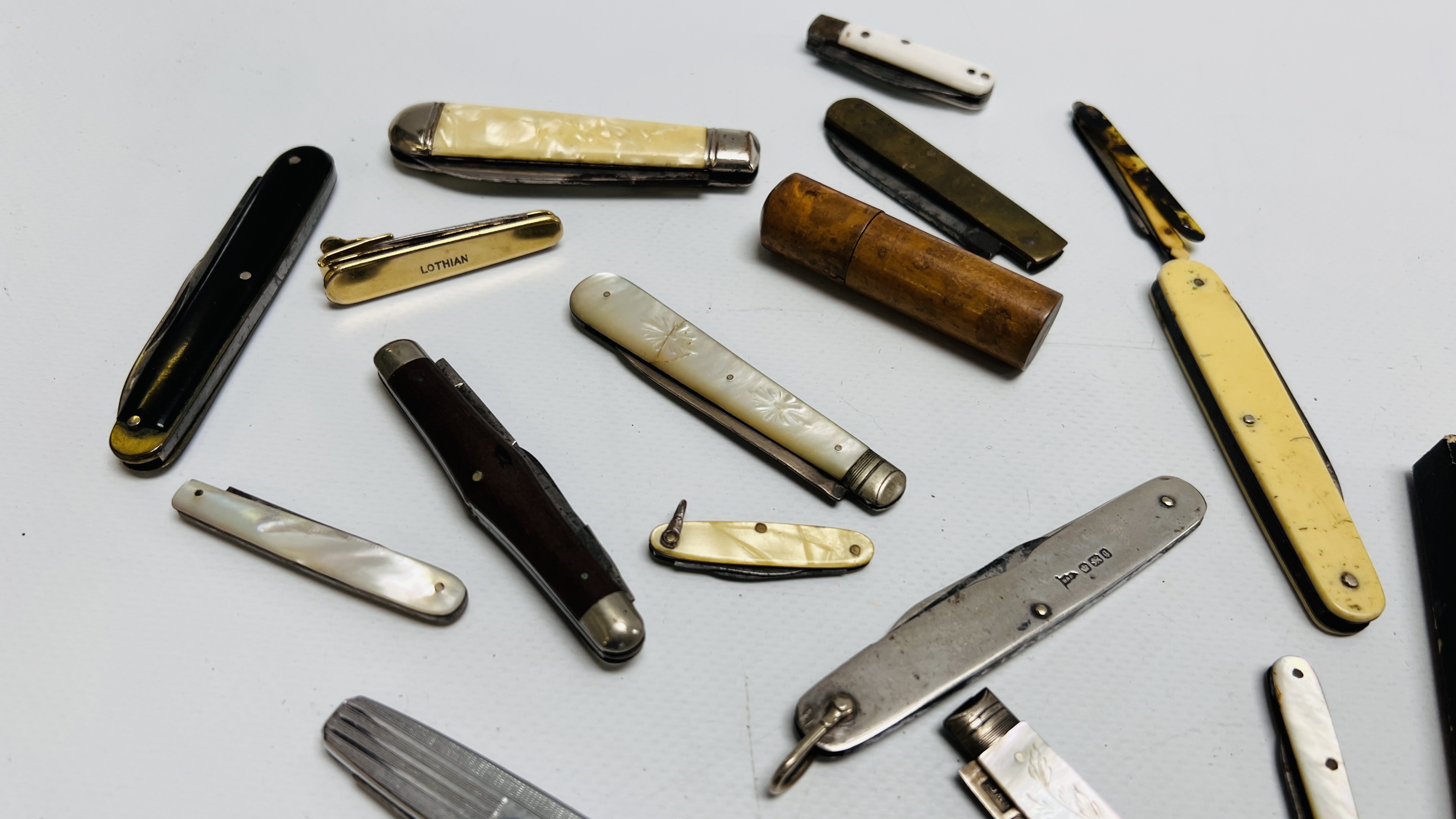 A COLLECTION OF MAINLY VINTAGE FRUIT/POCKET KNIVES TO INCLUDE SILVER AND MOTHER OF PEARL EXAMPLES - Image 3 of 6