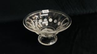 AN EARLY C19th FACETED FOOTED BOWL WITH ALTERNATING CIRCULAR AND OCTAGONAL HOBNAIL CUT MEDALLIONS,