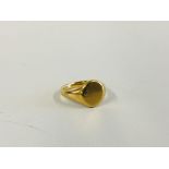 AN 18CT GOLD GENTS SIGNET RING.