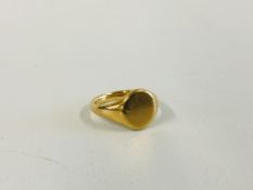 AN 18CT GOLD GENTS SIGNET RING.