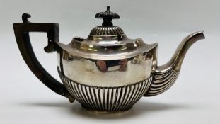 A SILVER TEAPOT OF NEO-CLASSICAL DESIGN WITH REEDED BODY, BIRMINGHAM 1903 HEIGHT 12CM.