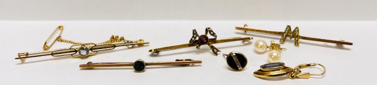 A GROUP OF FOUR 9CT. GOLD VINTAGE STONE SET BROOCHES, TWO SINGLE 9CT. GOLD EARRINGS, PAIR OF 9CT.