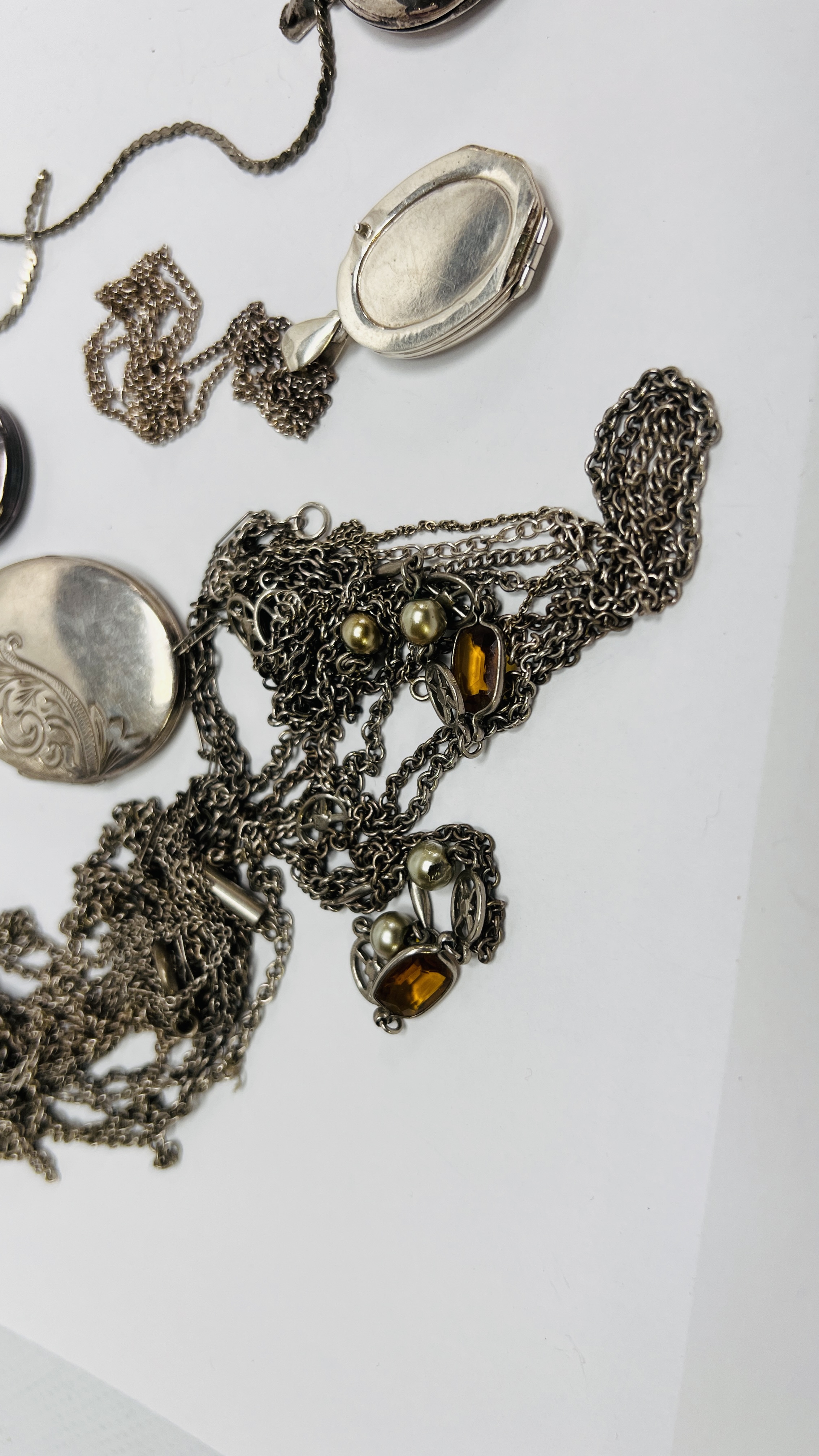 A GROUP OF FOUR SILVER PHOTO LOCKETS AND CHAINS ALONG WITH AN OVAL SILVER PHOTO LOCKET A/F AND - Image 9 of 9